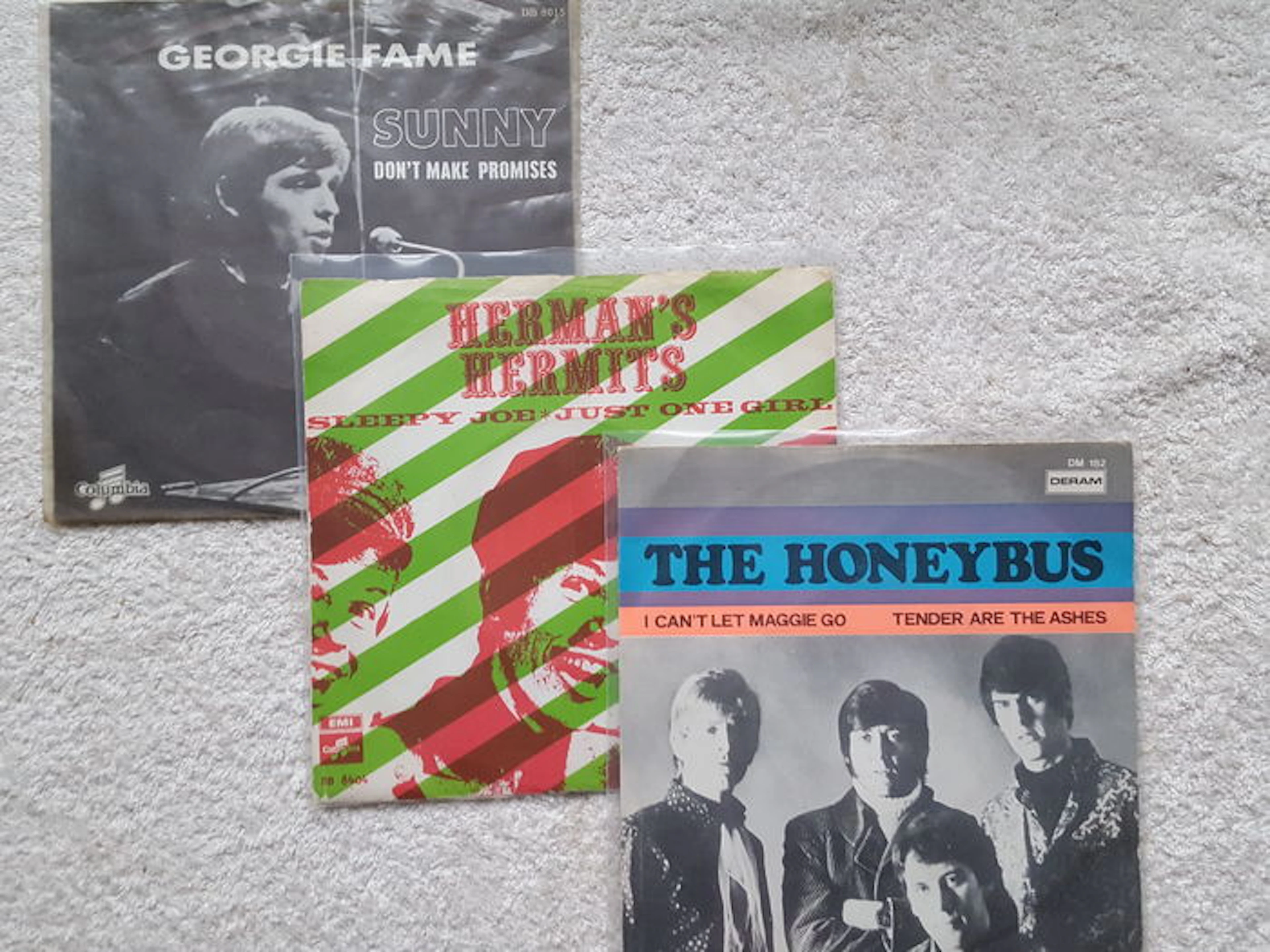 Lot of 36 vinyl 'Sixties' singles Pop & Beat: a.o. The Easybeats, Freddie & the Dreamers, Gerry & the Pacemakers, The Hollies, Honeybus, Keith West