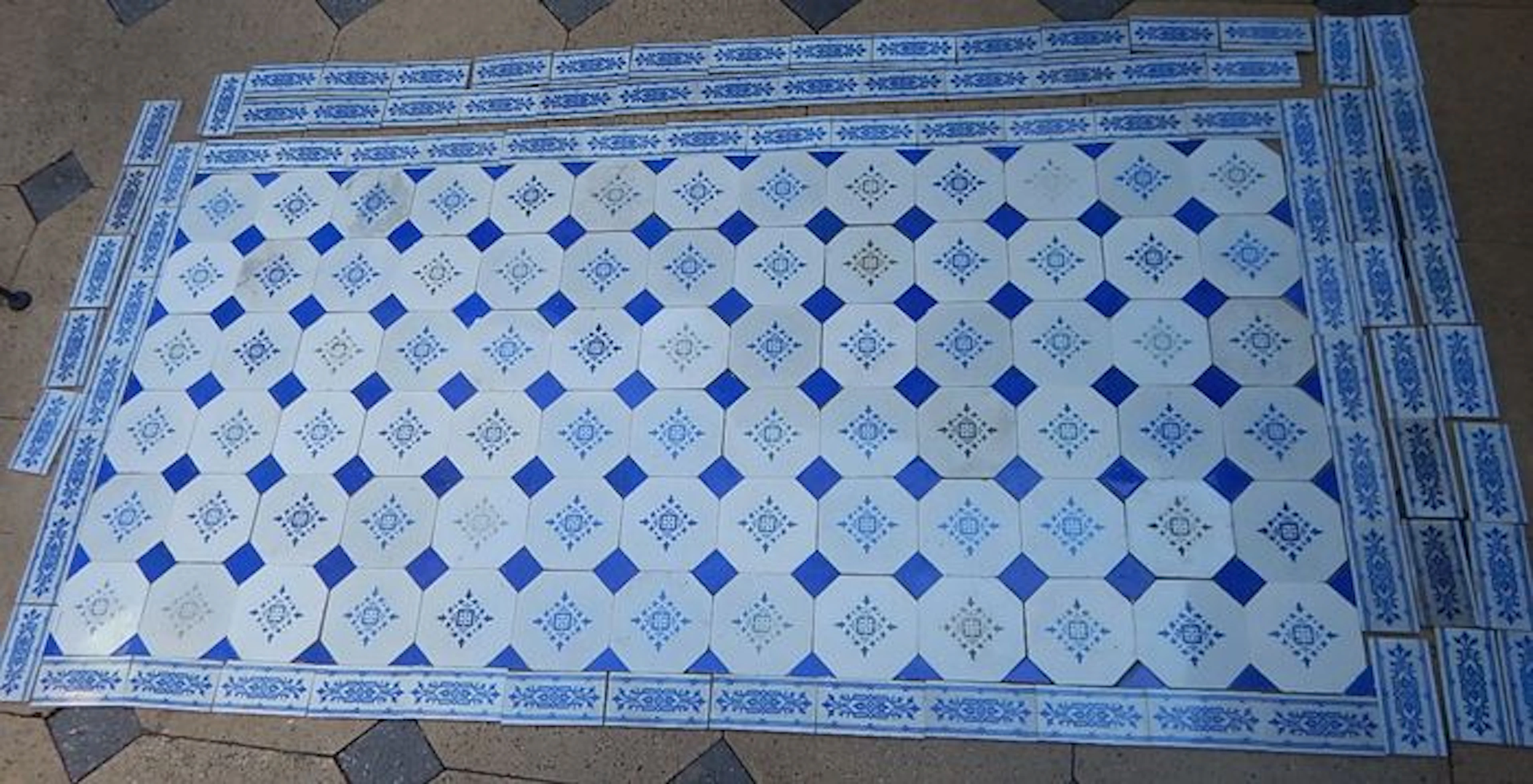 Societé Ceramique - 81 antique tiles + 90 decorative border tiles