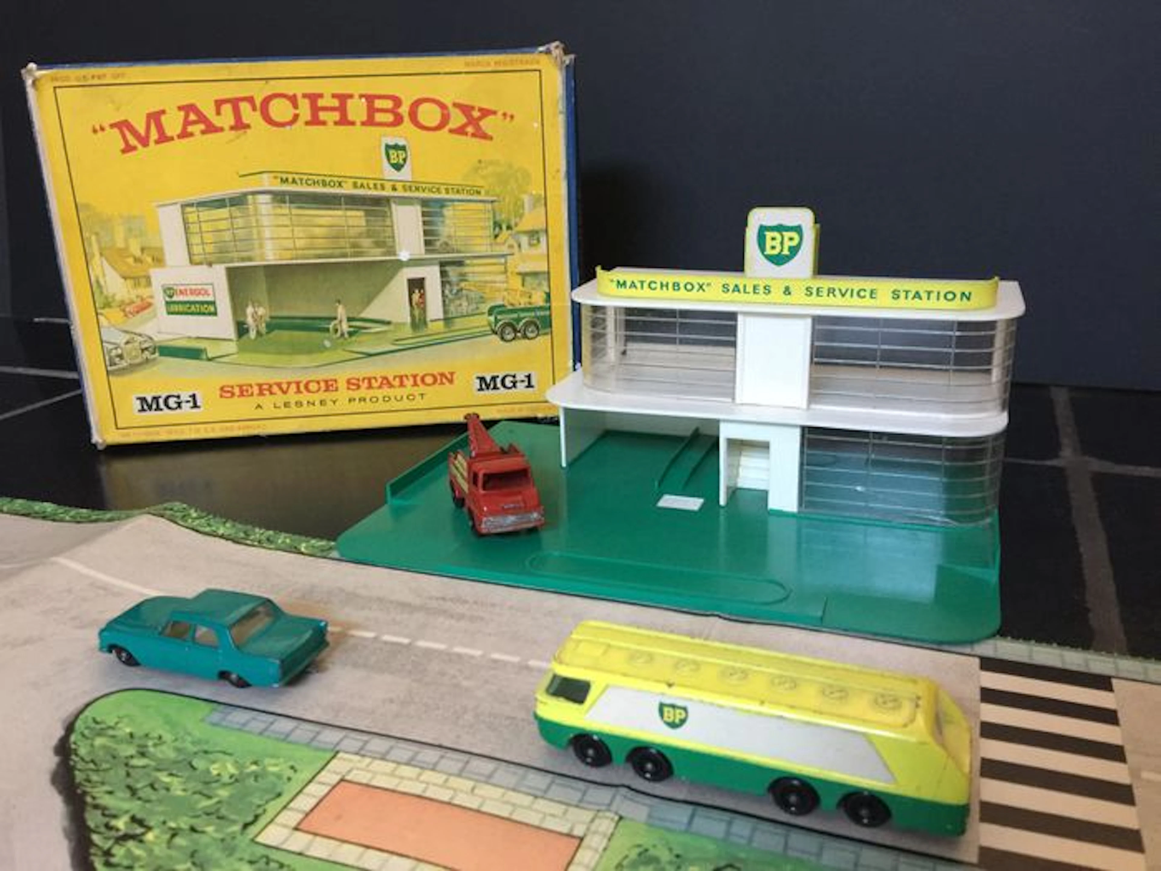 Lesney Matchbox - Schaal 1/76 - Garage No.MG1 incl. Layout No.R2 and 6 Matchbox regular wheels models.