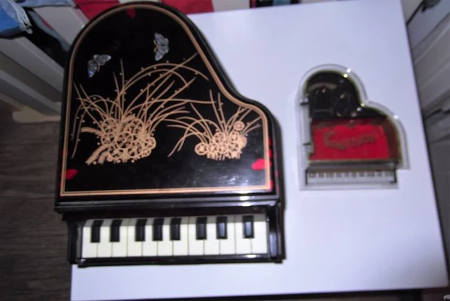 Jewellery boxes 2 pieces in the shape of a piano with music boxes