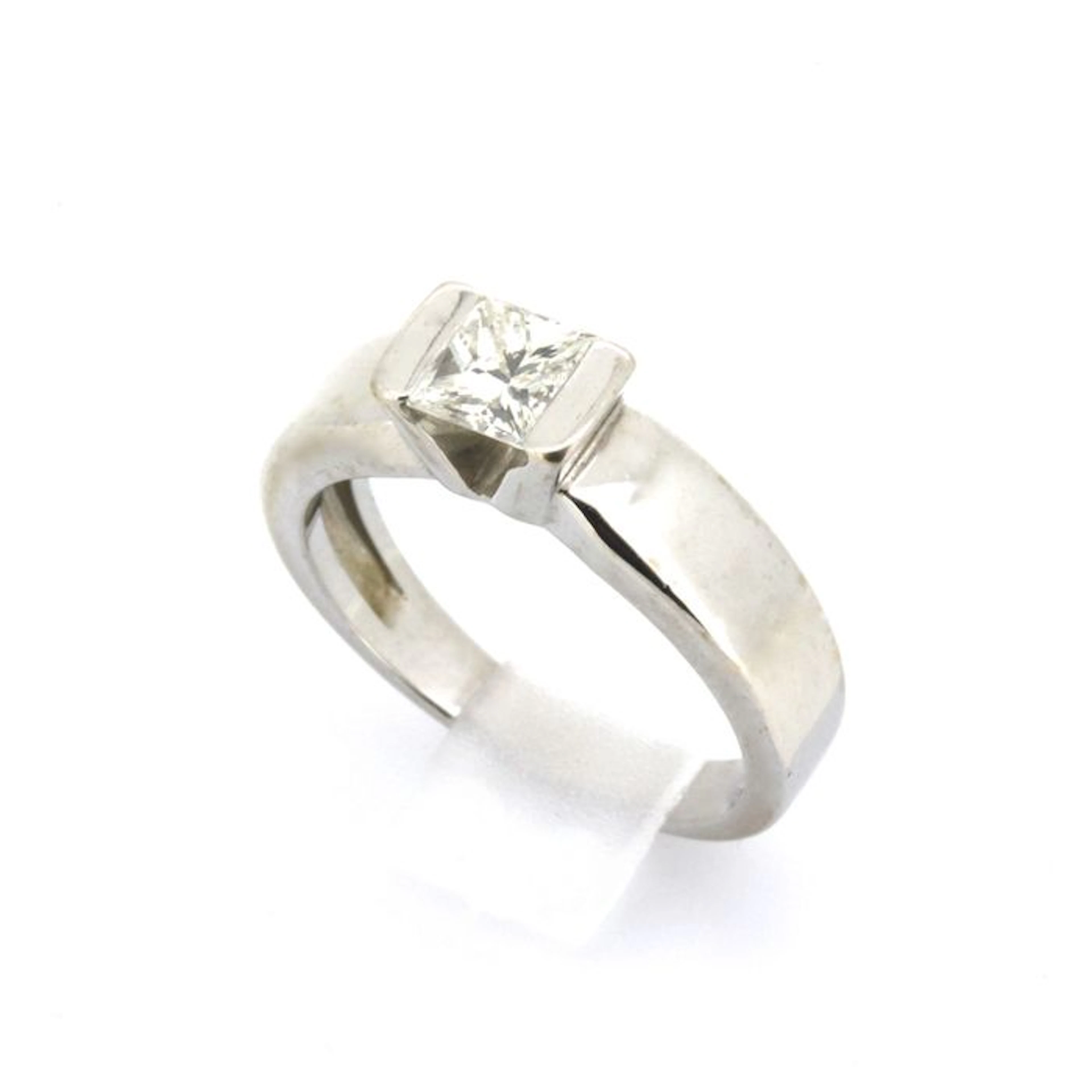 Solitaire ring in 18 kt white gold with a princess-cut diamond, 0.50 ct, H-VS