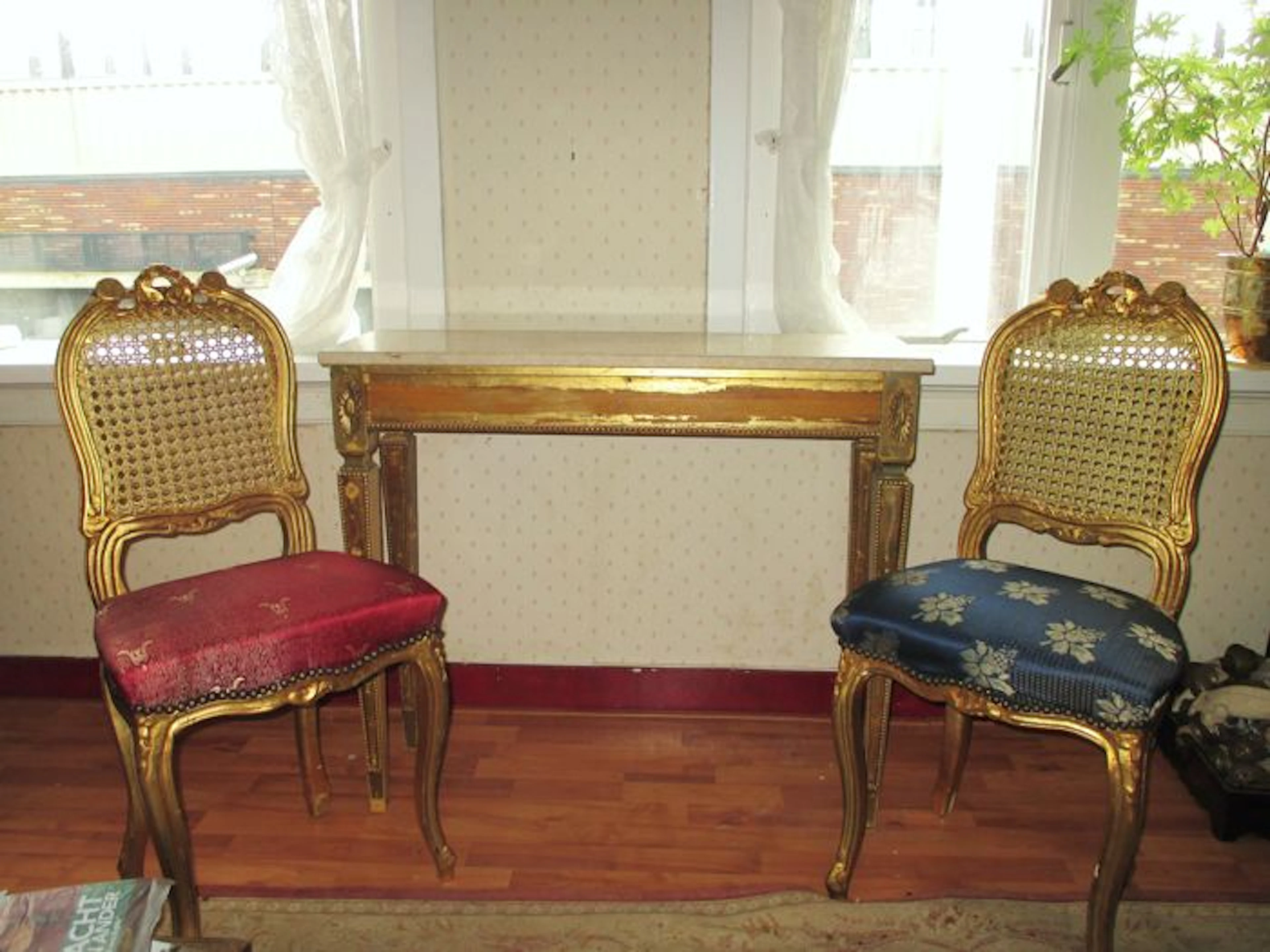 Gold-coloured side table with marble top, mirror and 2 matching chairs