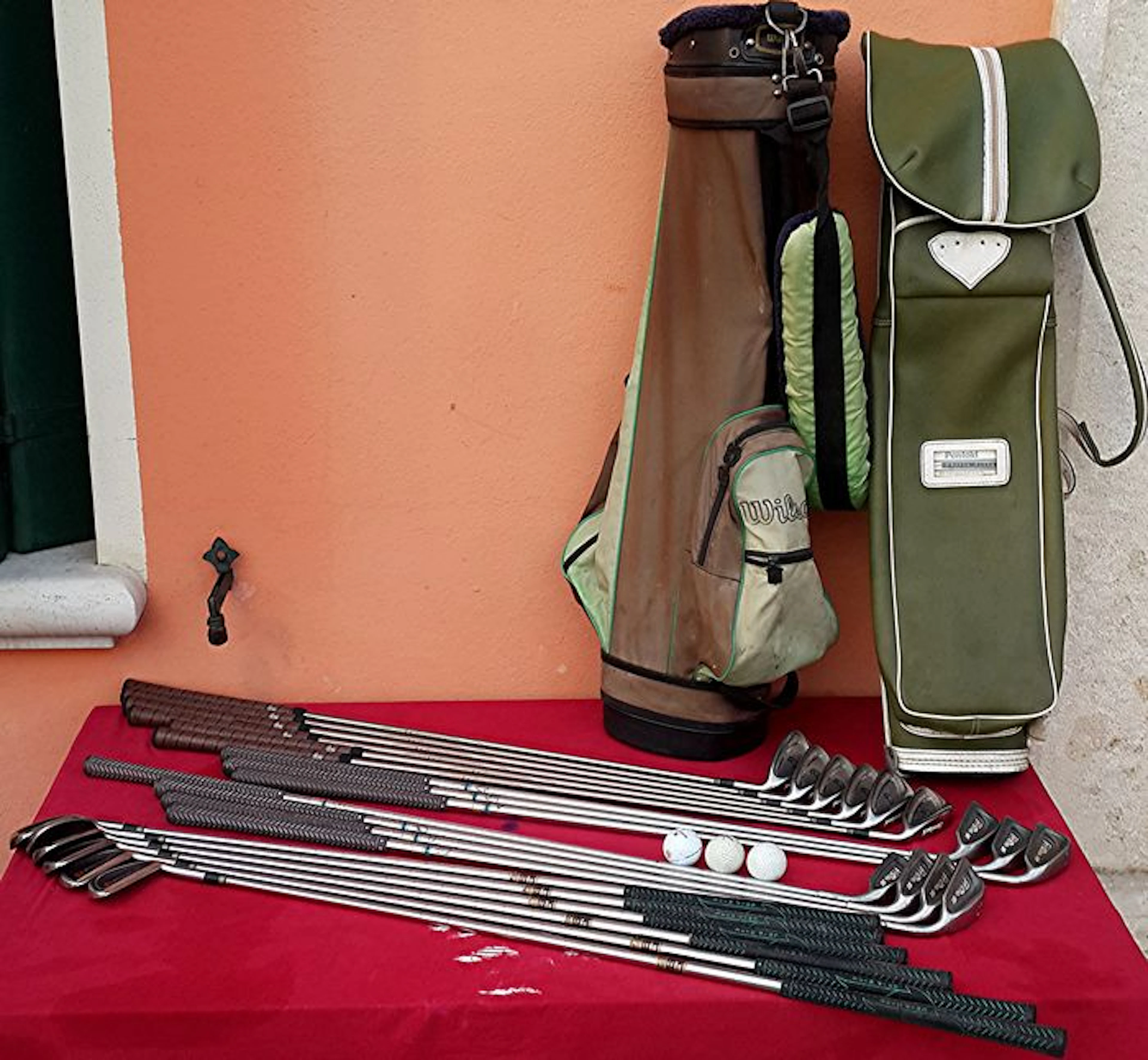 Golf - set of 6 + 6 + 7 golf clubs + 2 golf bags + 3 balls - year