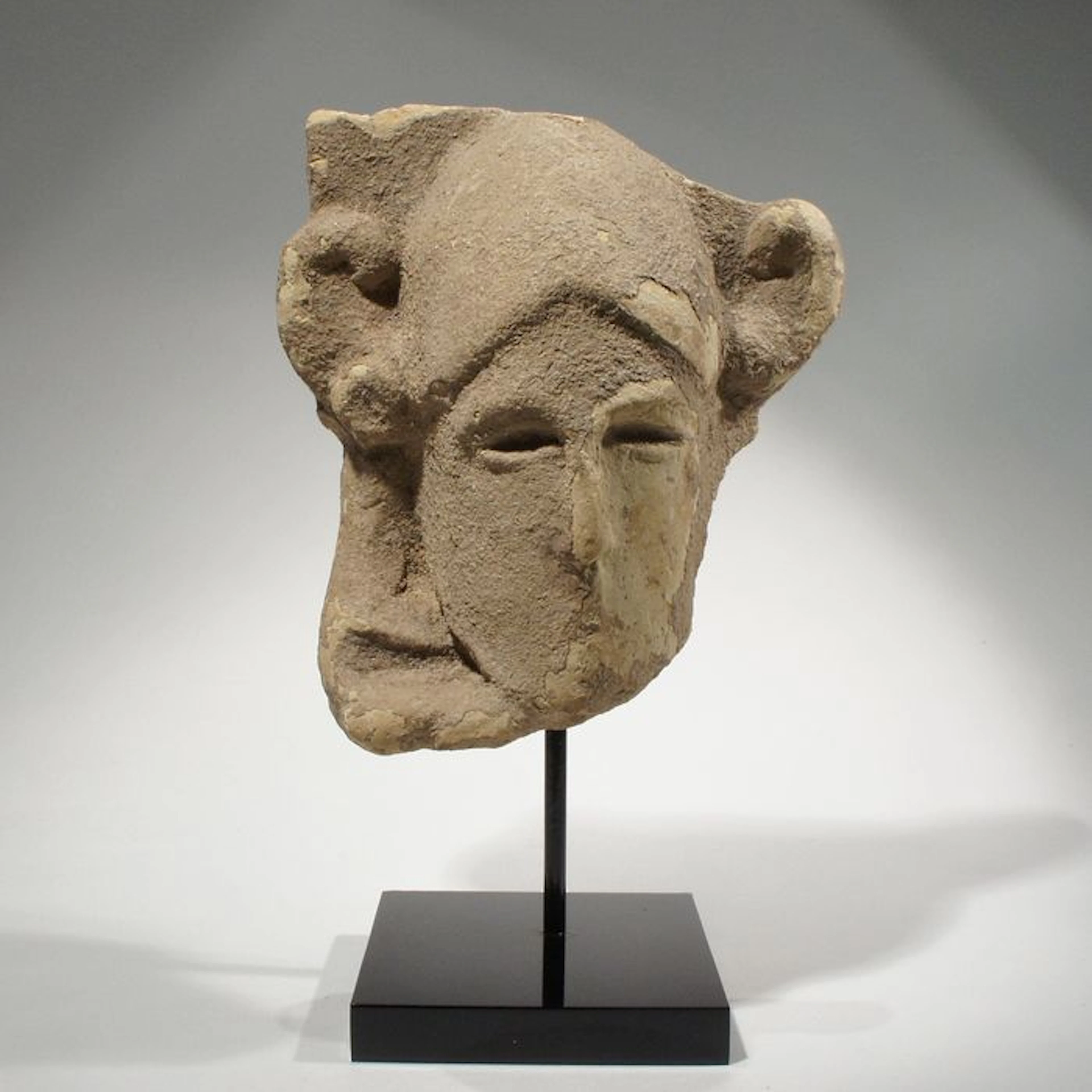 Greek terracotta facemask with helmet - H. 10 cm