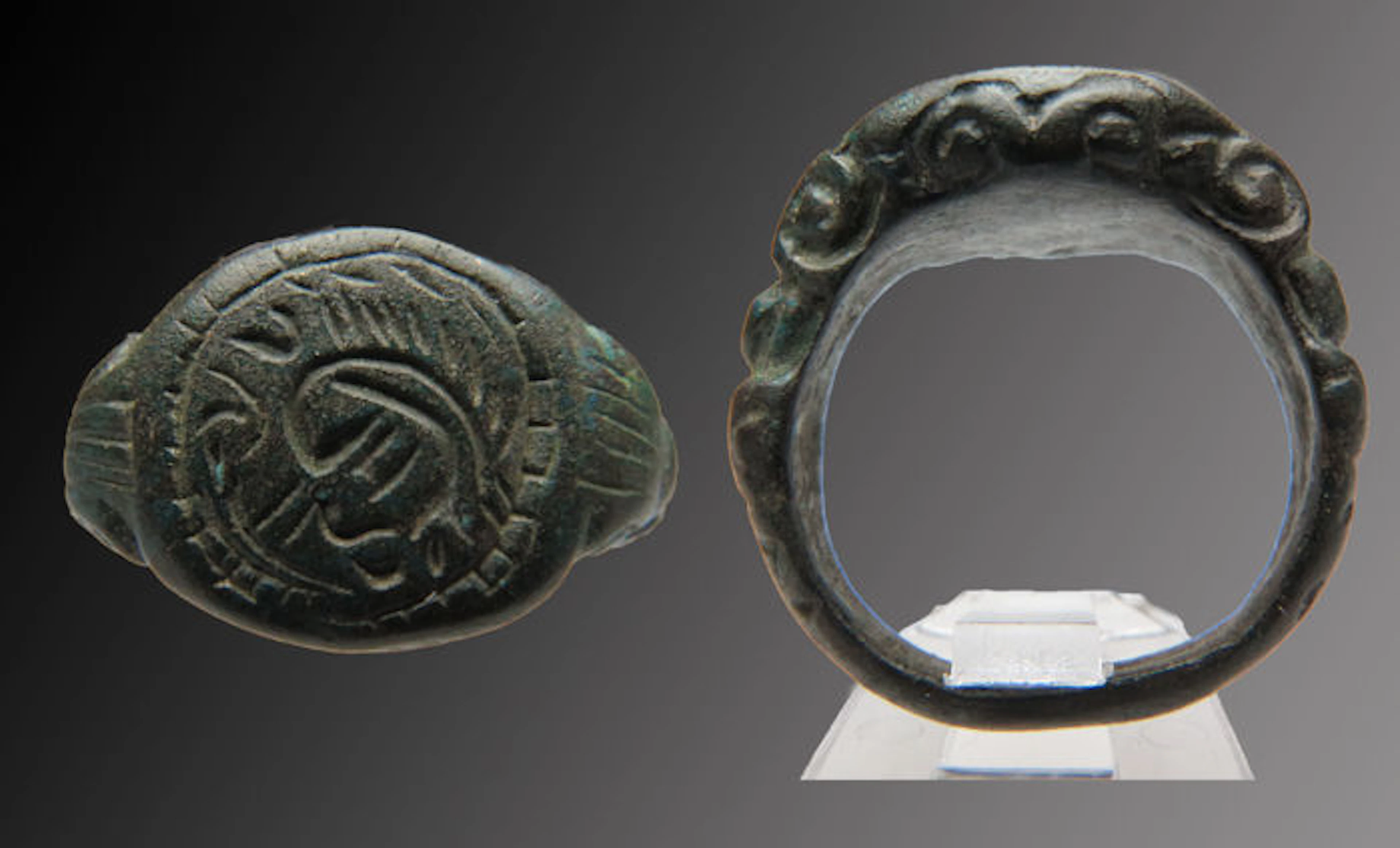 Merovingian decorated bronze signet ring with porcupine engraving - 15 mm