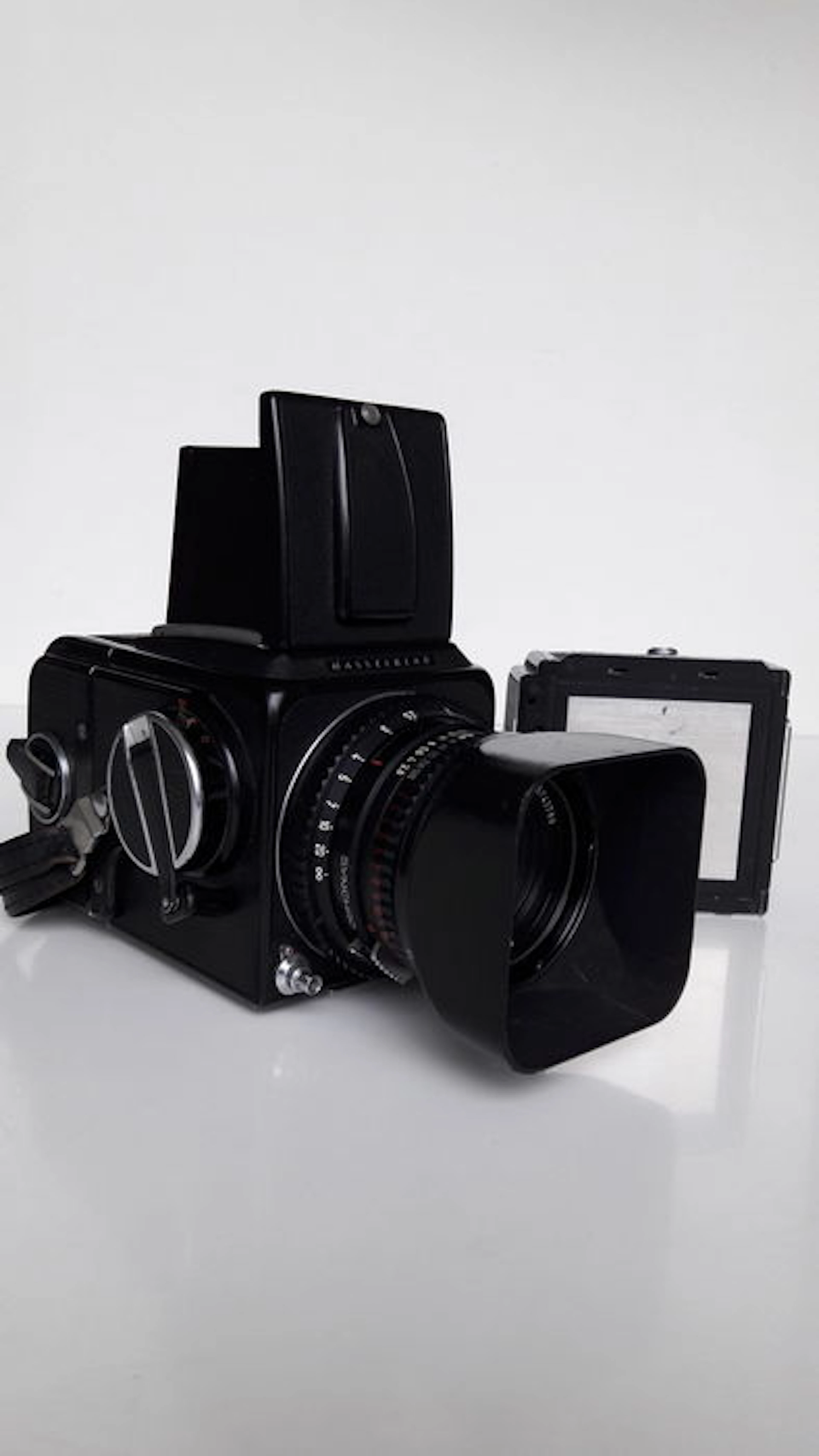 Hasselblad 500CM. Body with 2 film cassettes (1980).