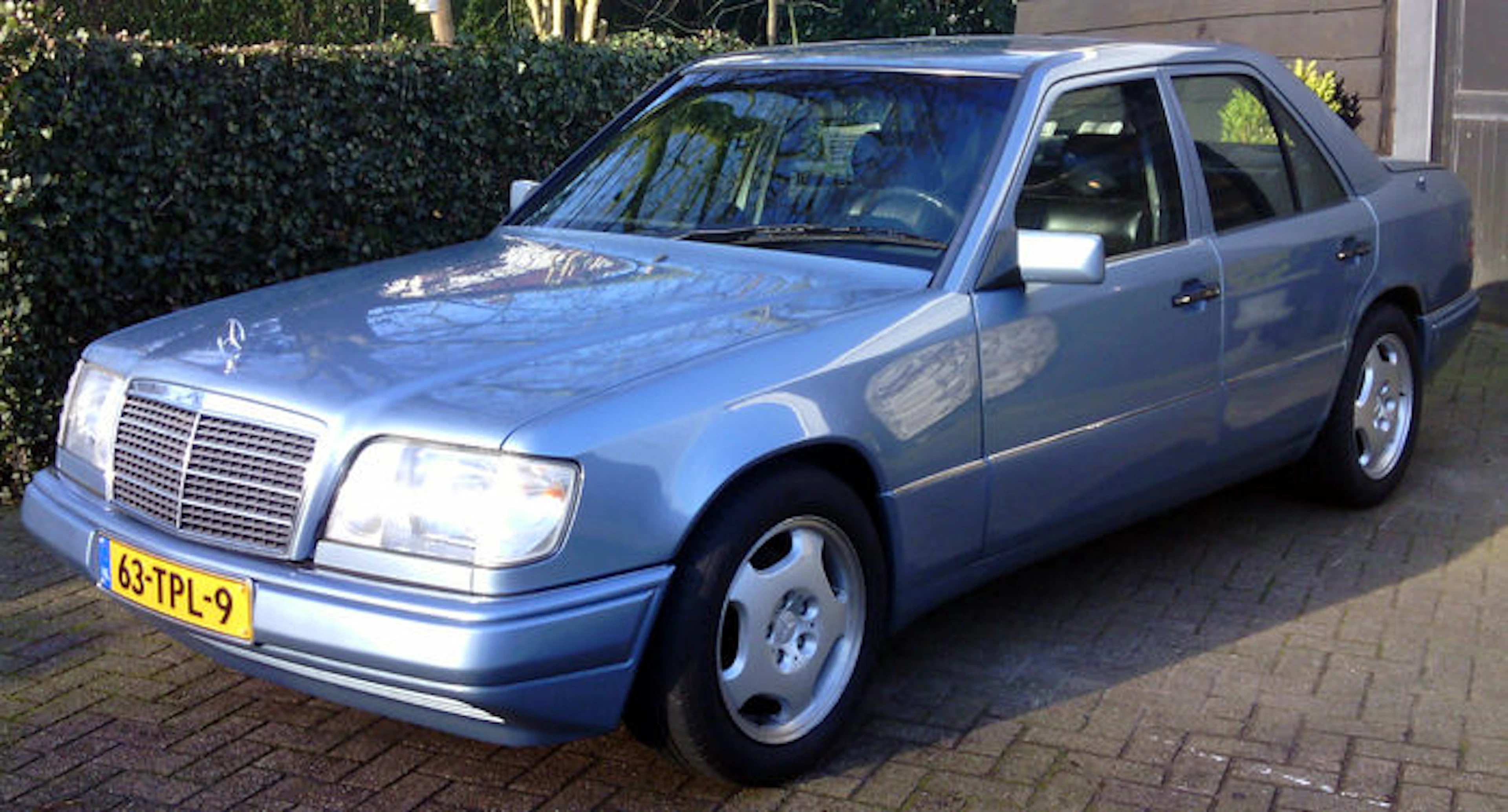 Mercedes-Benz - 260 E. - Dec. 1986