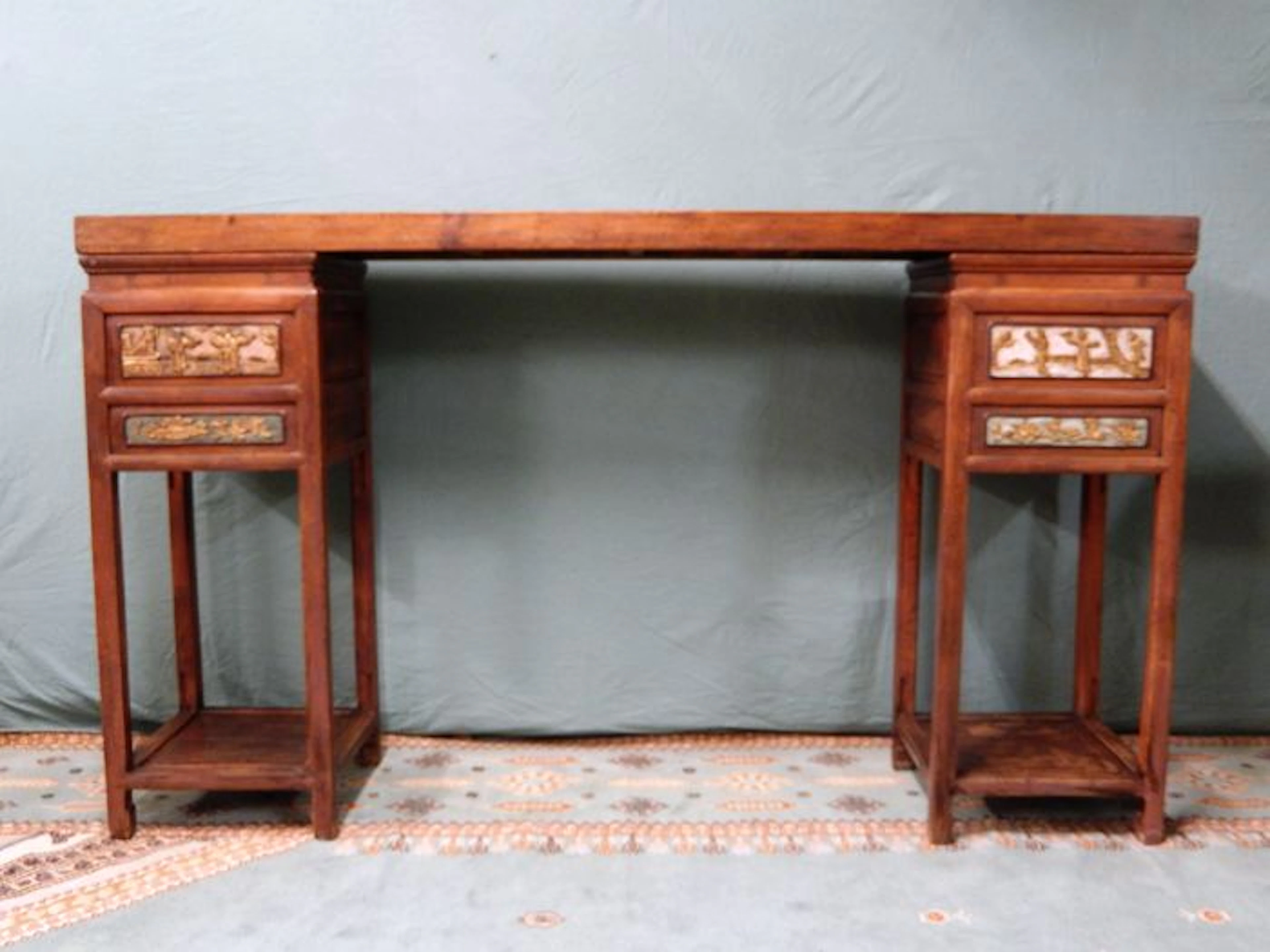 Fine, wooden side table - China - 19th/early 20th century.