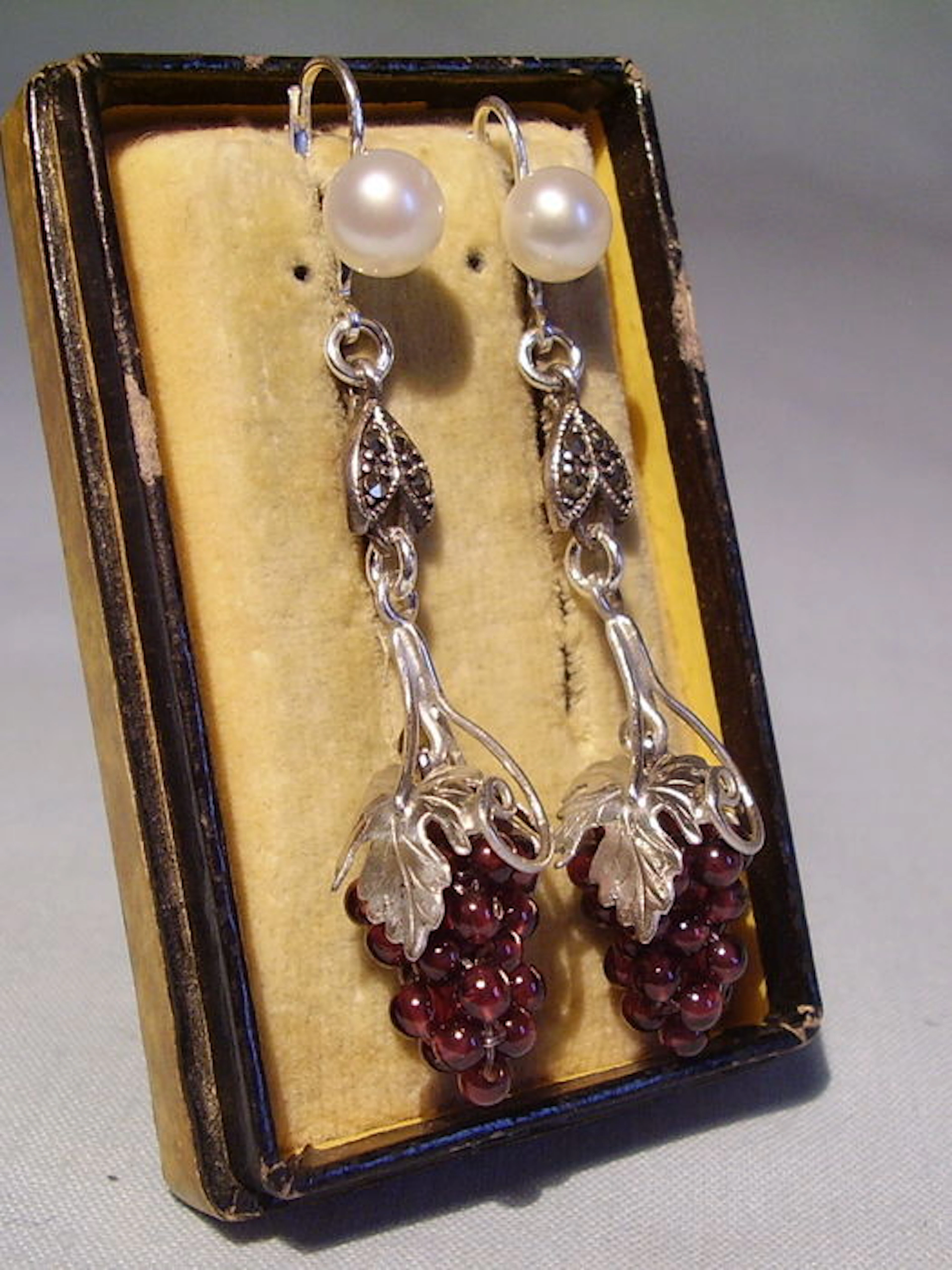 Pearl earring with garnet in a grape shape