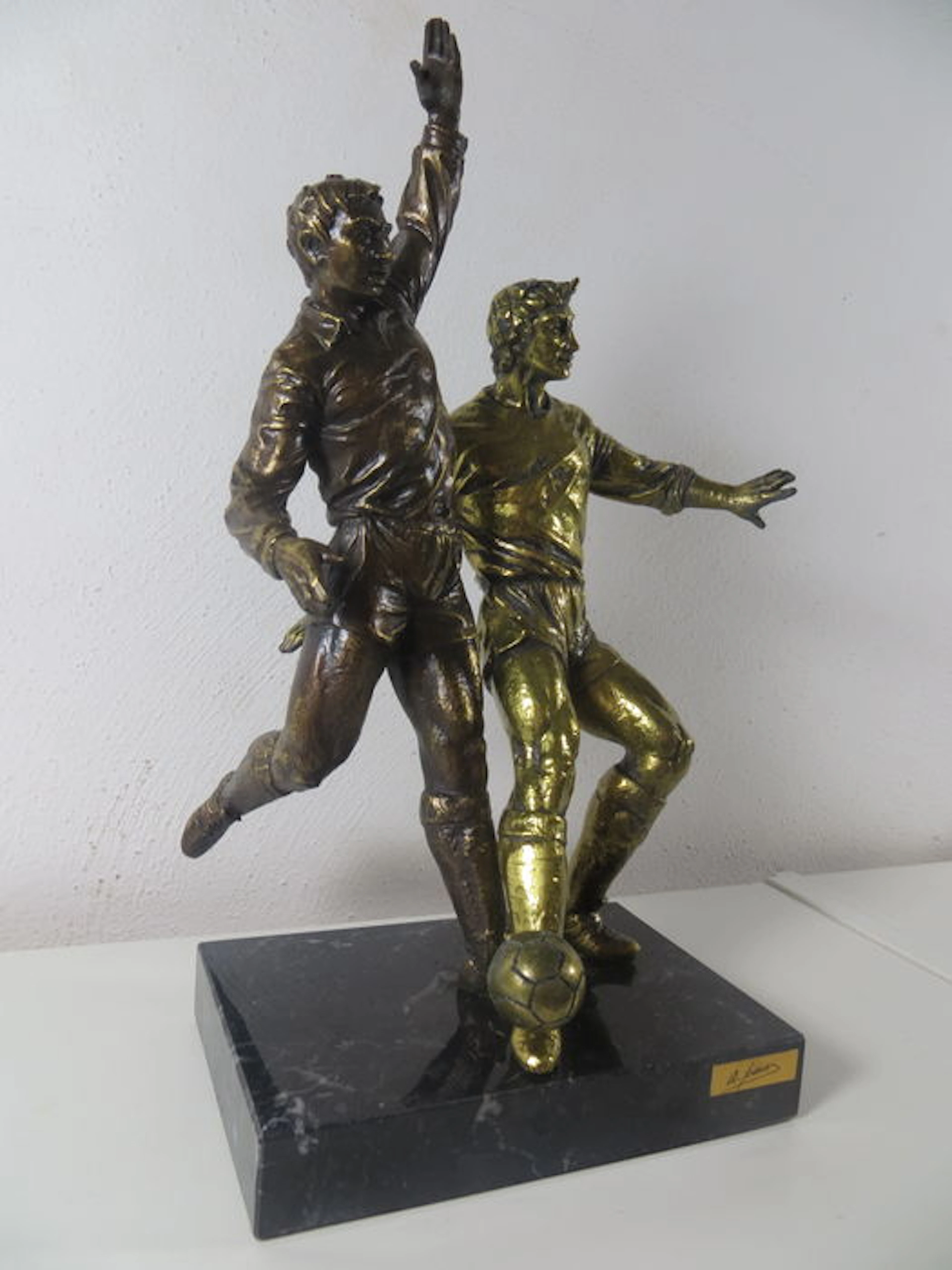 Brass and bronze football players - by Paor