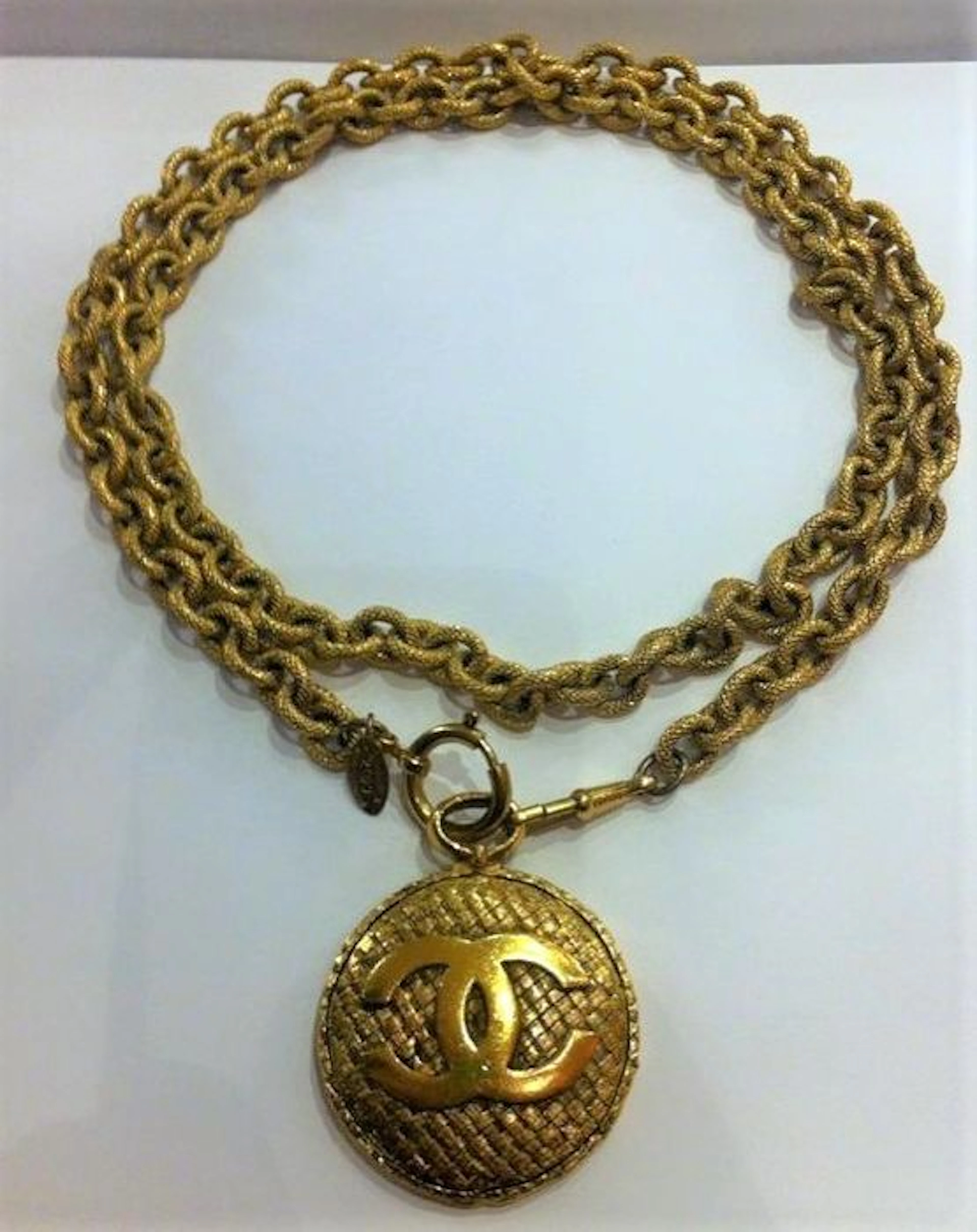 Chanel – Necklace with CC medal and mirror