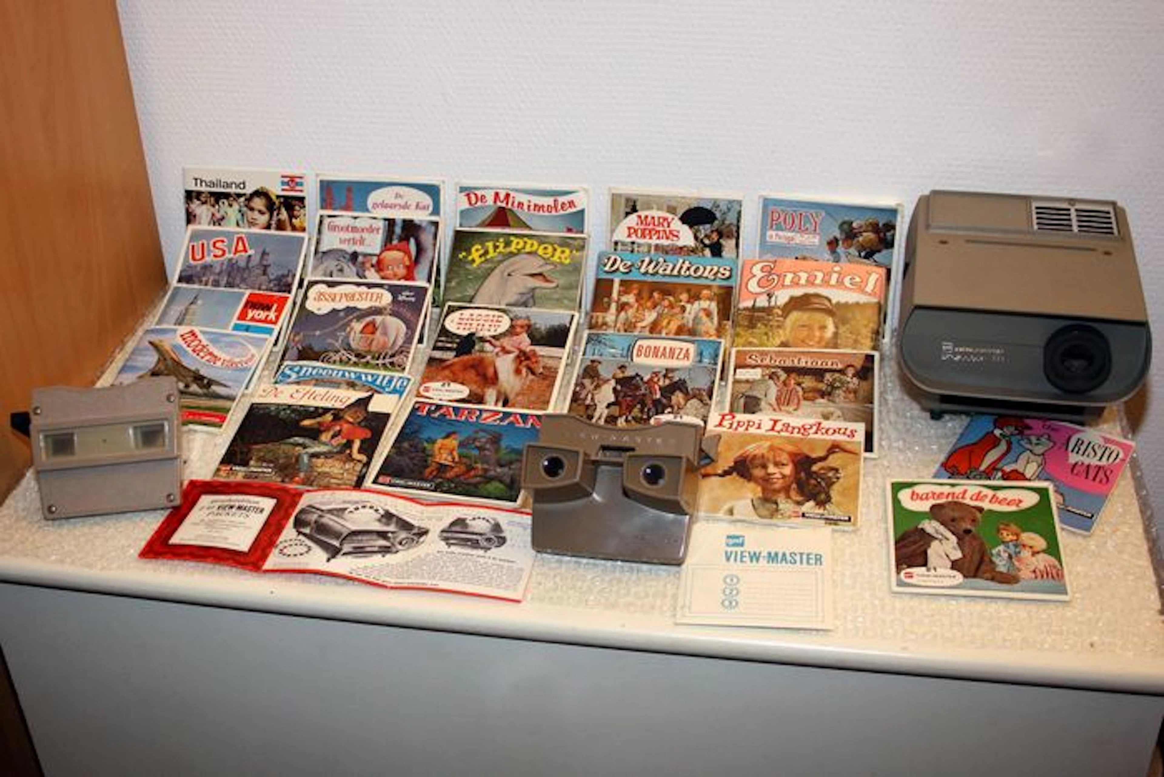 View-Master projector 111 - 2 stereo viewers – 22 packets - late sixties