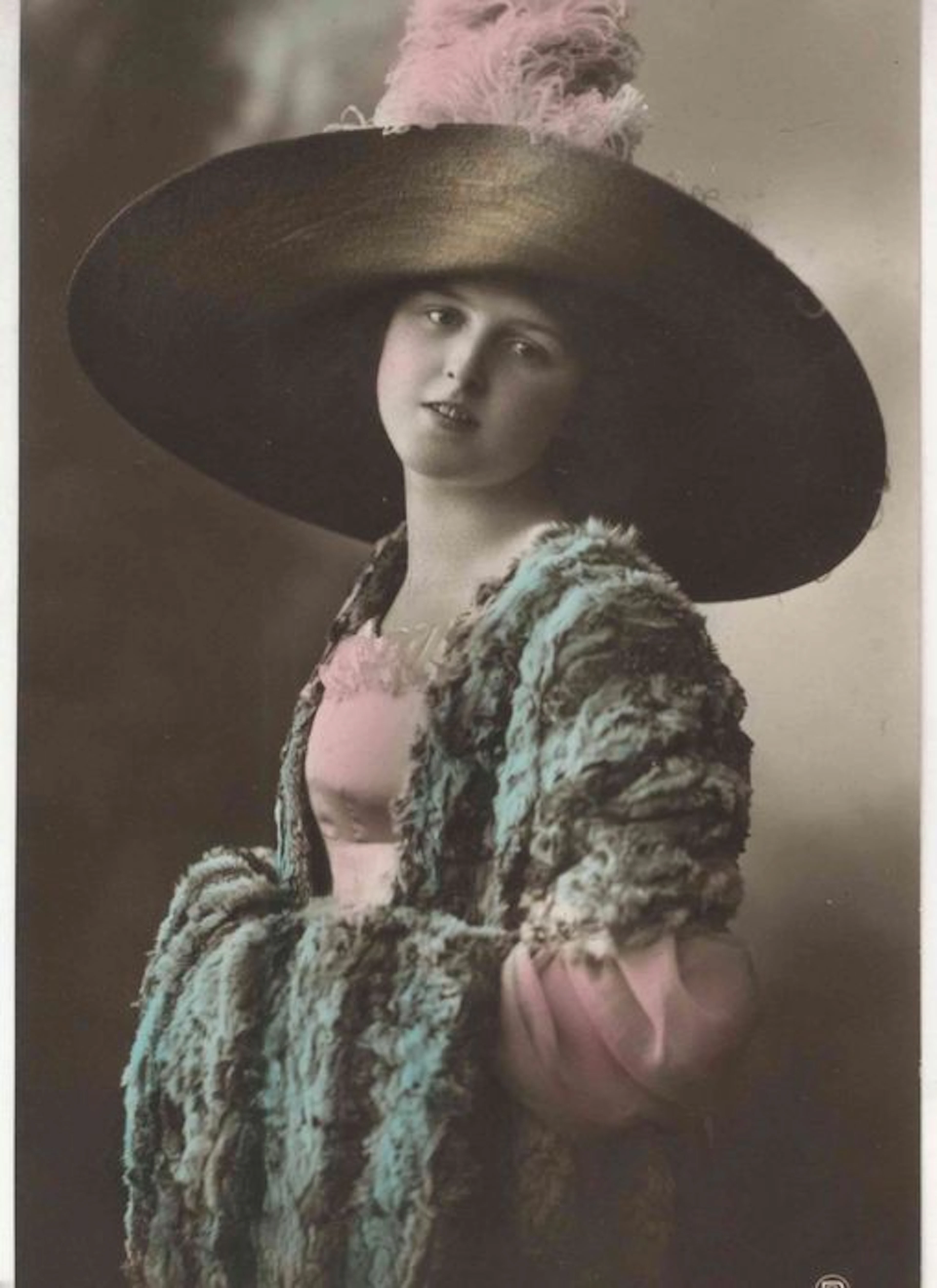 Italy - 1911/1920 - 75 belle époque-period postcards - trendy women’s