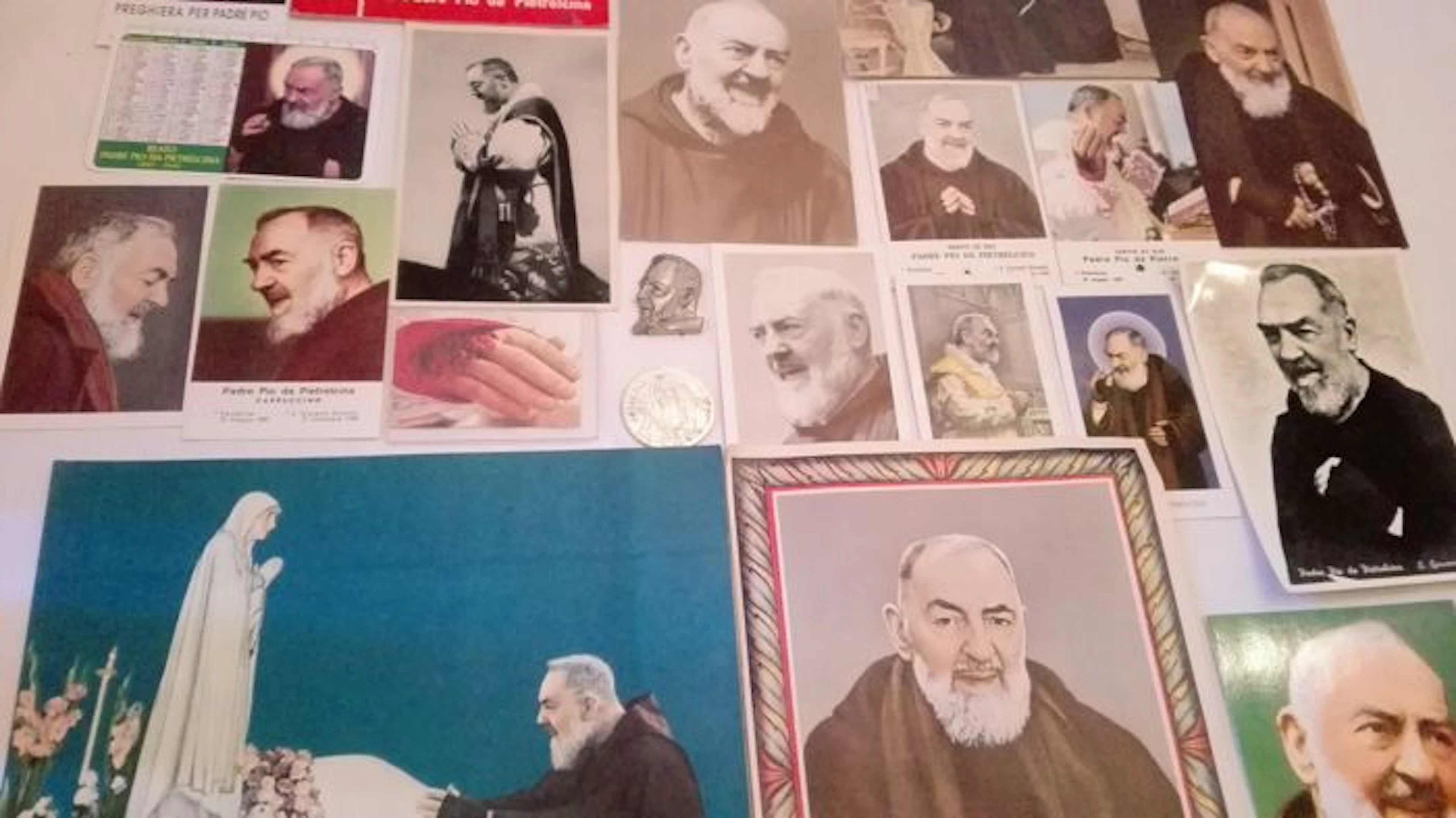 Interesting lot of Santo Padre Pio. relics, postcards, holy pictures ...