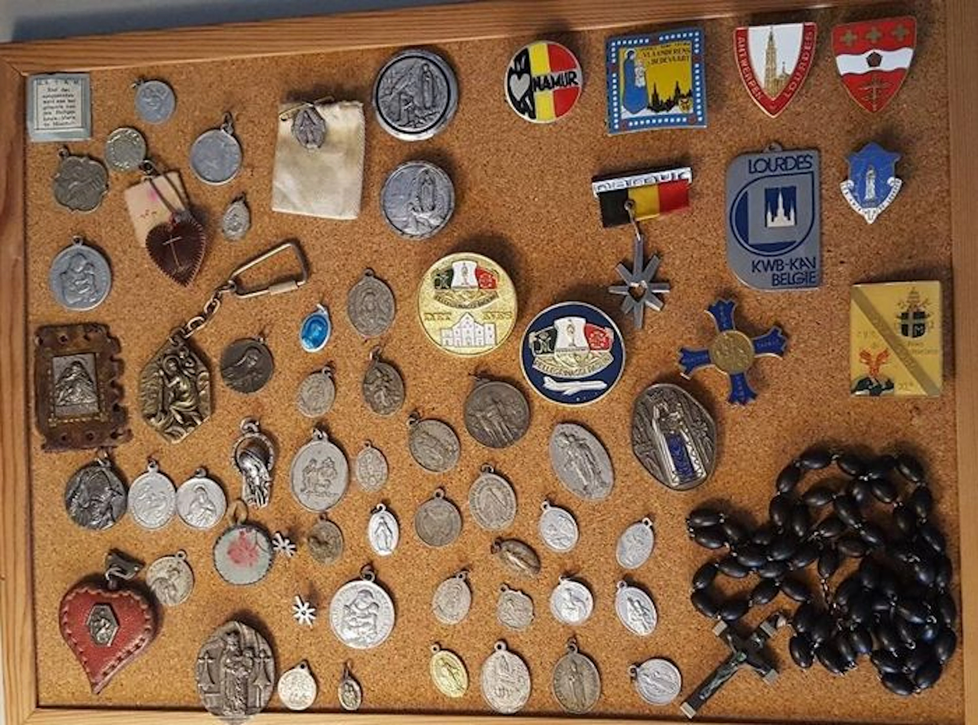 Devotionalia medals / pins /relics / rosary