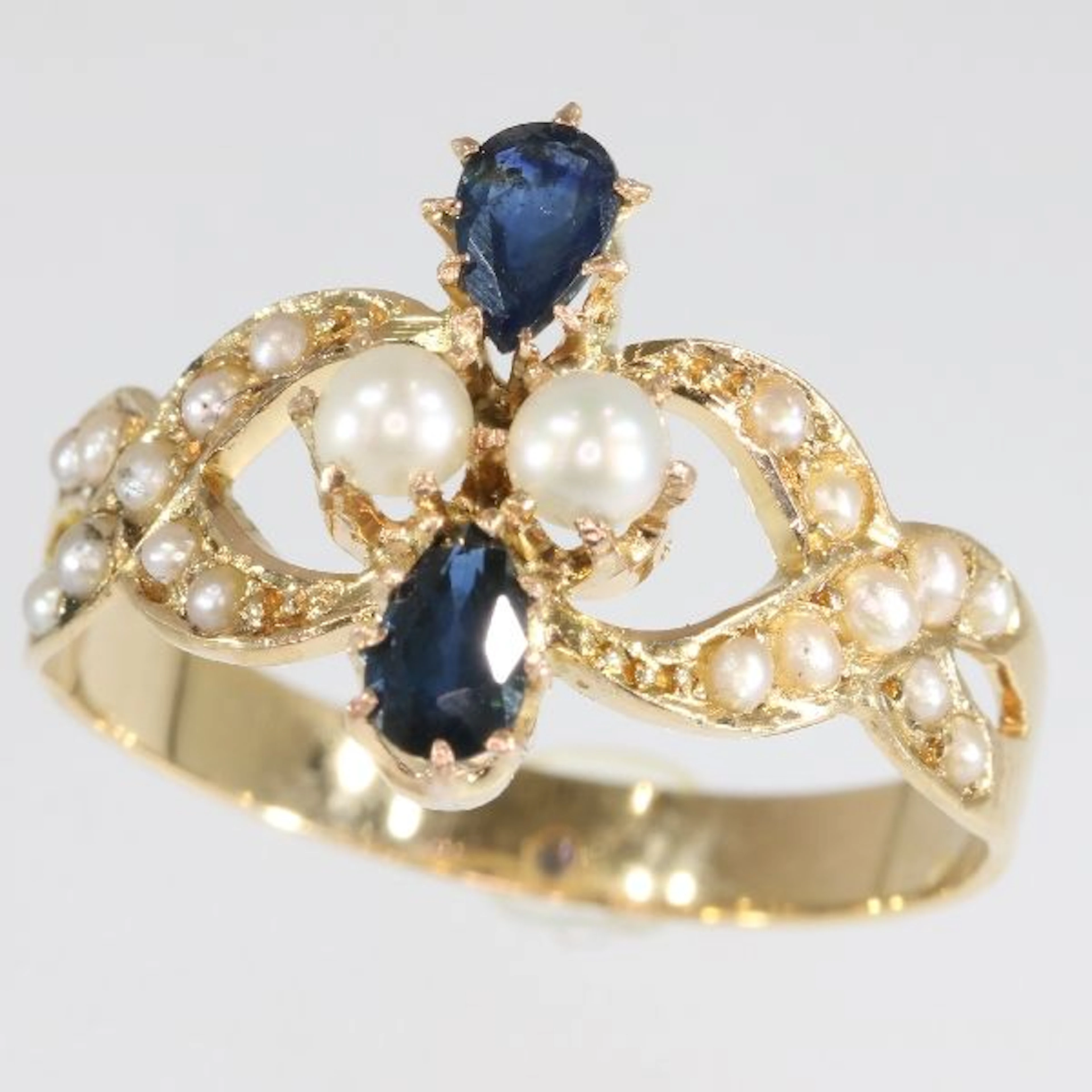 Antique Victorian sapphire and pearl gold ring, anno 1890
