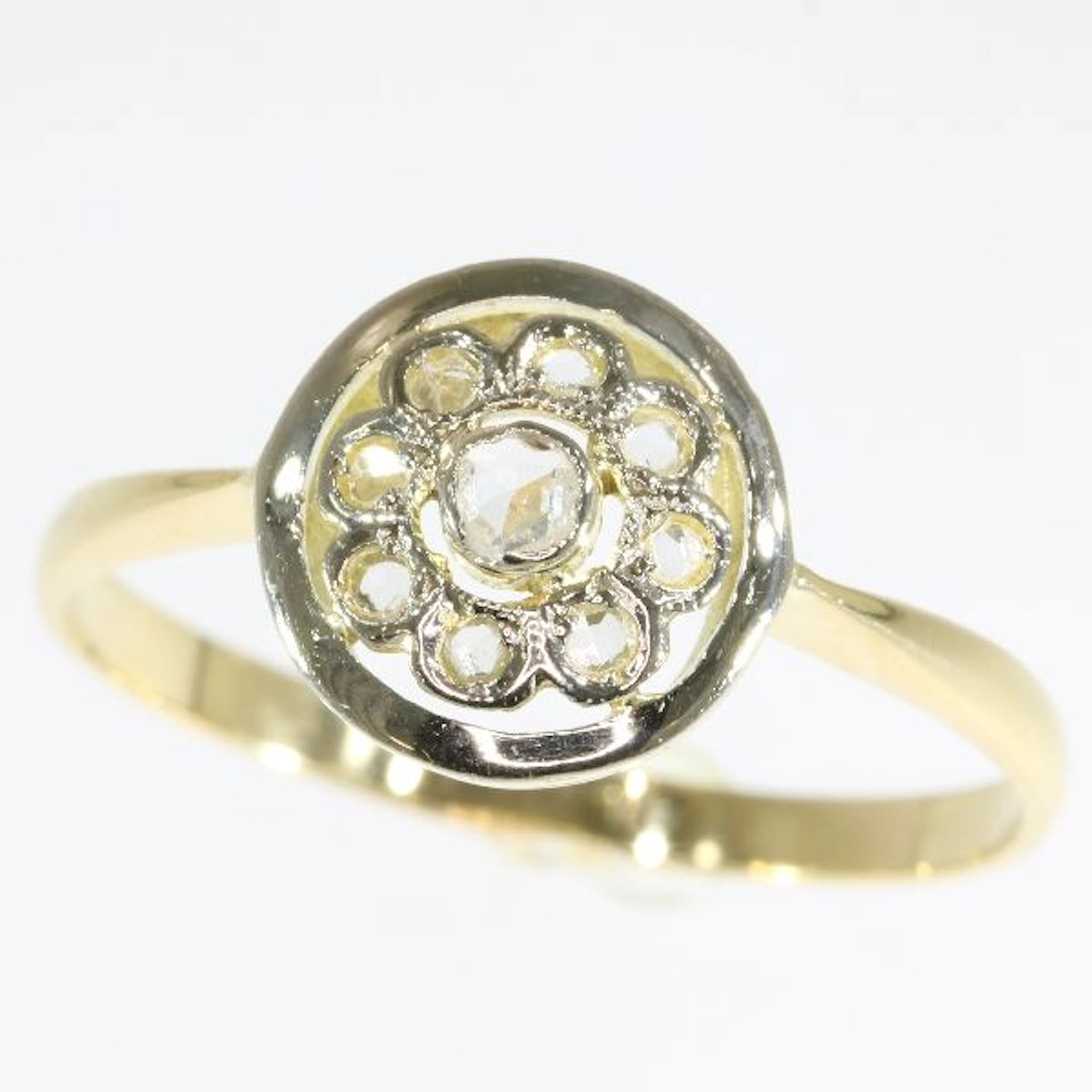 Art Deco floral shaped diamond bicolour gold ring, anno 1920. No reserve price