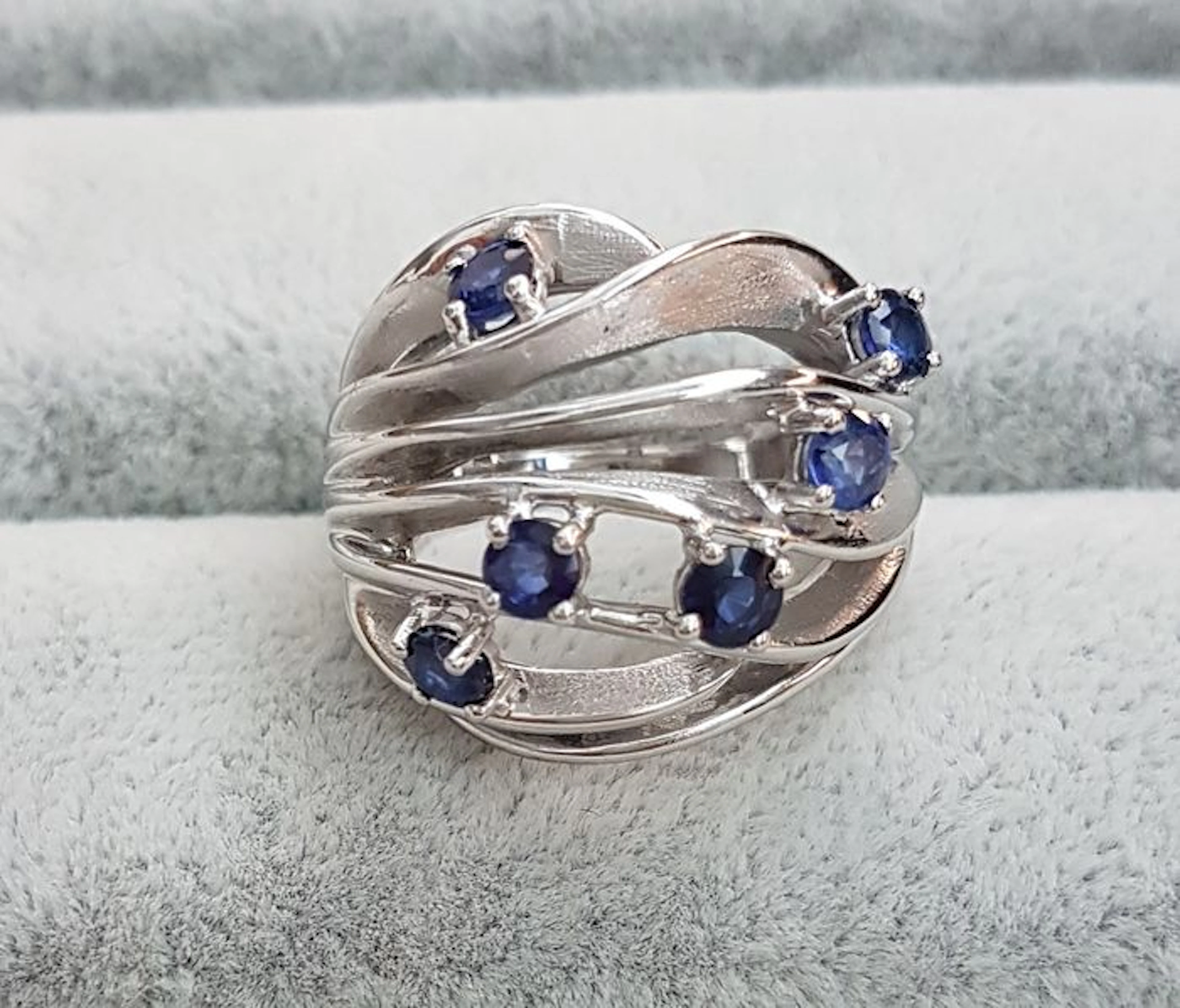 Exclusive white gold ring with Ceylon sapphires - Made in Italy