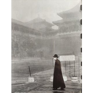 Henri Cartier-Bresson - A visitor to the Forbidden City, Beijing, December 1948