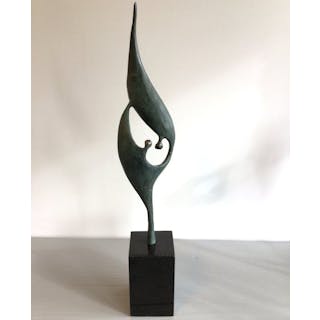 Corry Ammerlaan - Artihove - Sculpture, “ Op handen gedragen “ - 32 cm - alloy