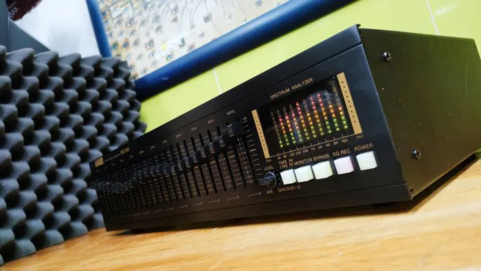 Sontec - SEQ-500 Stereo graphic equalizer | Barnebys