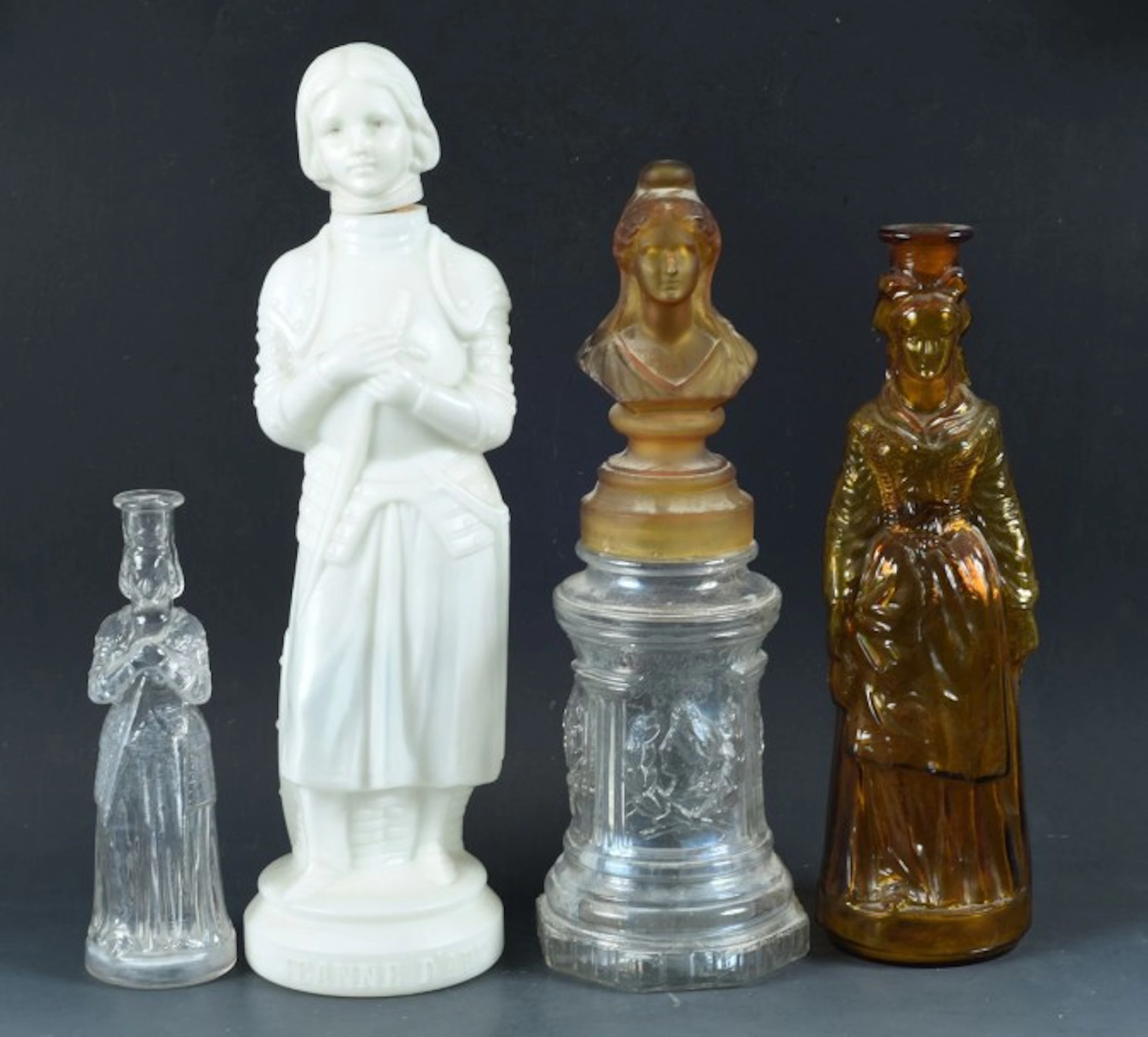 Quatre bouteilles 1°/Bouteille en verre opalin représentant Jeanne d'Arc