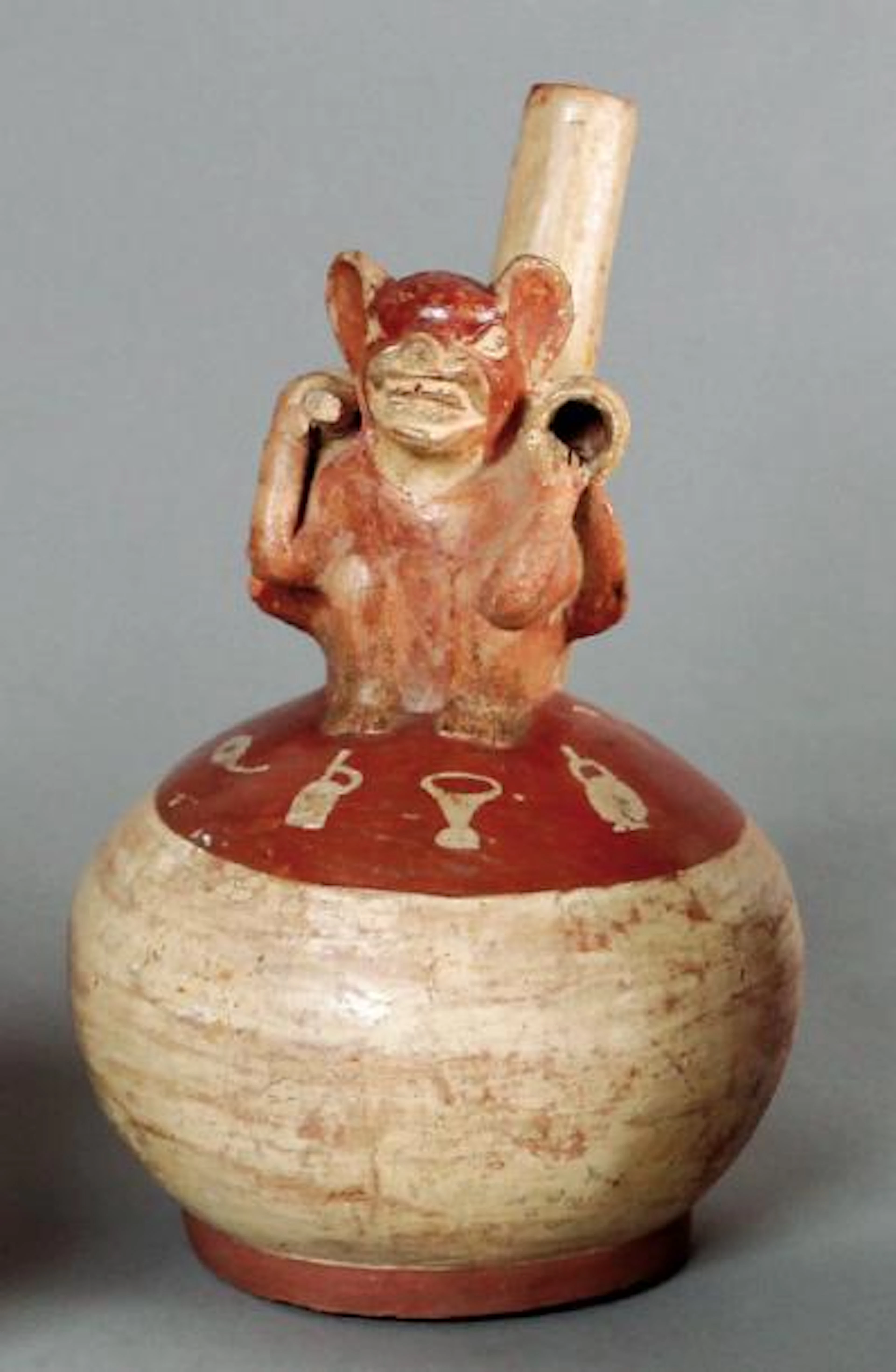 VASE à anse globulaire surmontée d'une figure anthropo zoomorphe