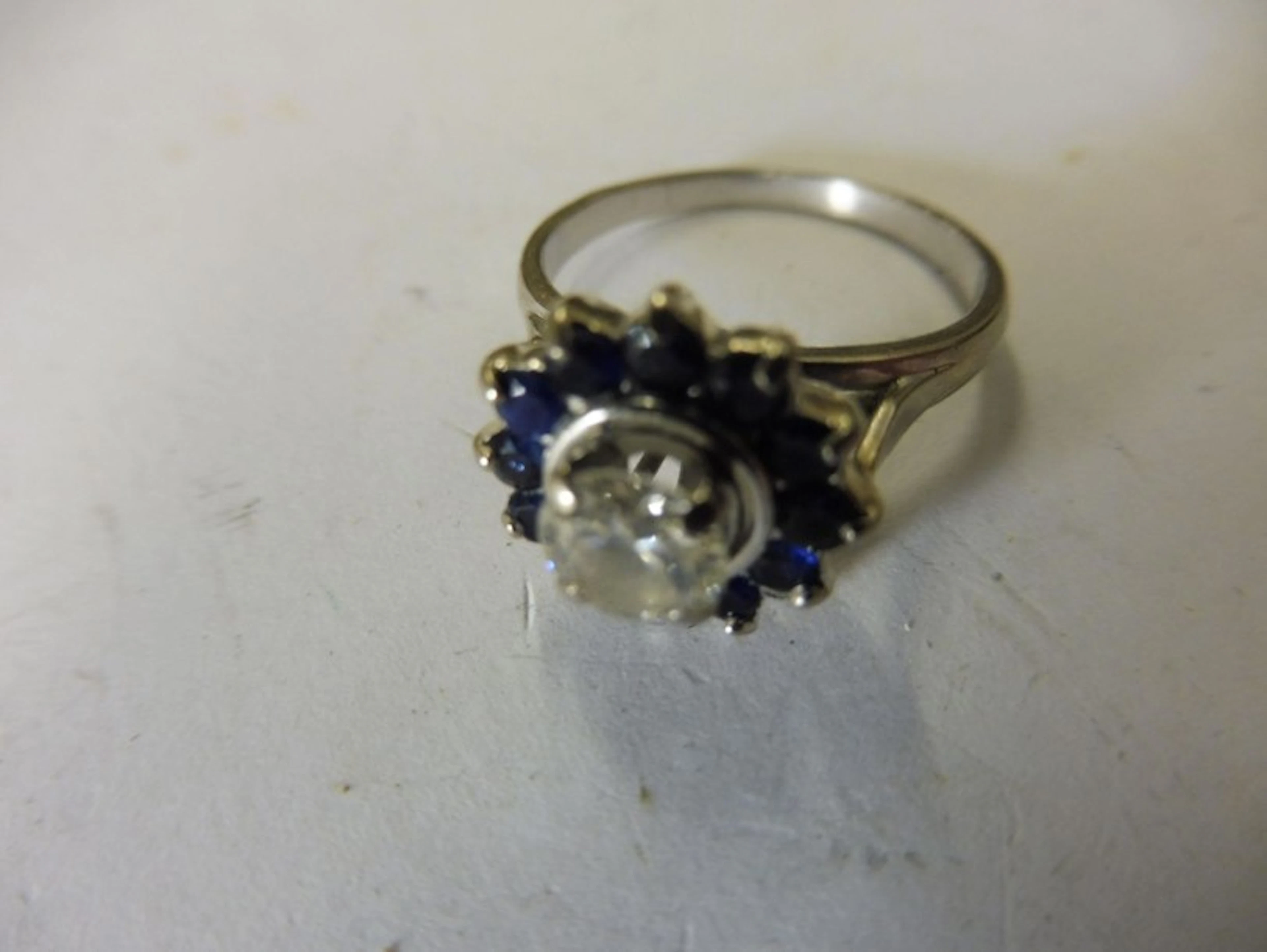 BAGUE ornée d’un diamant de 0 50