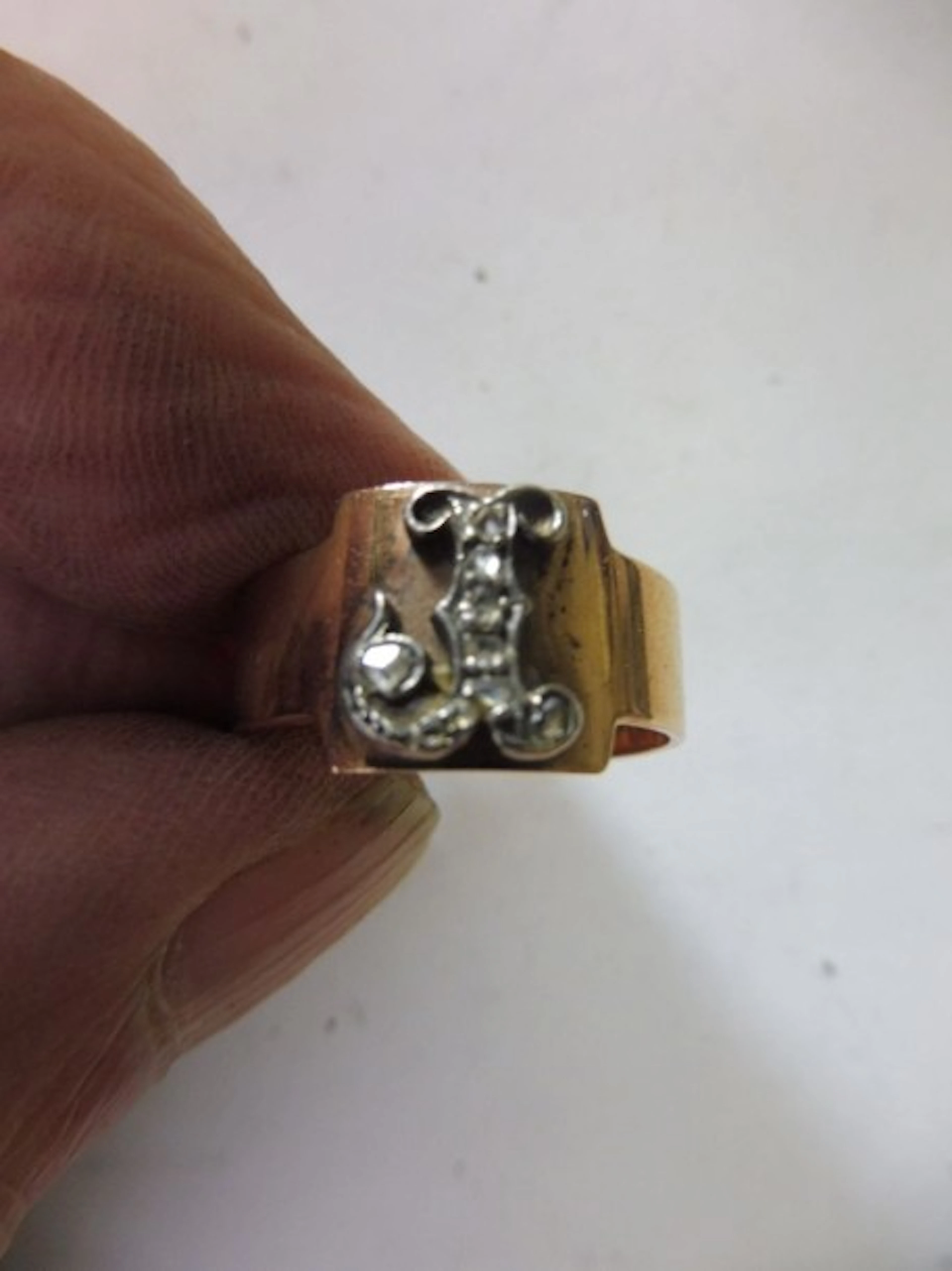 BAGUE annulaire chiffrée J sur le dessus