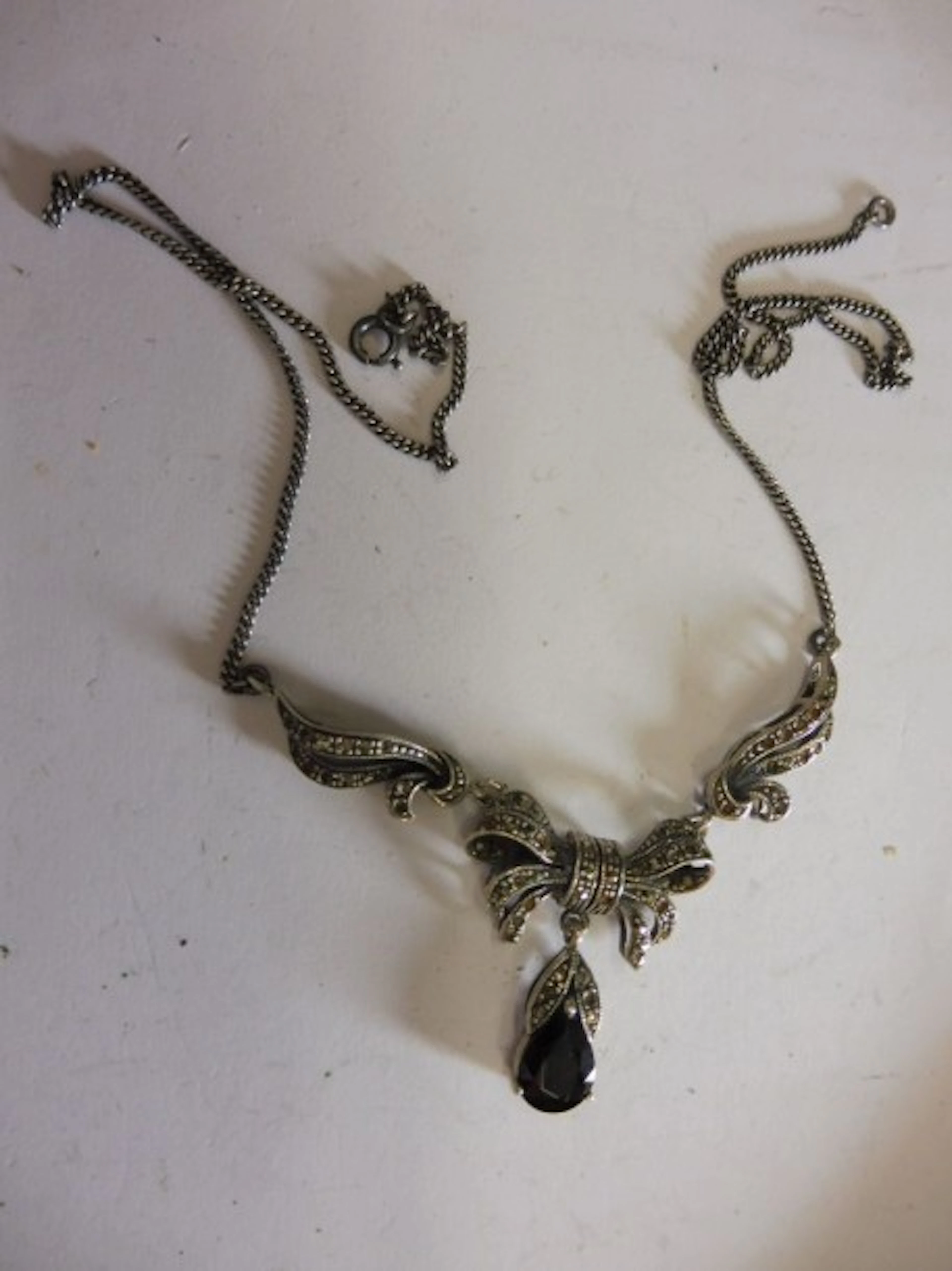 COLLIER motif central ‘’ruban noué’’