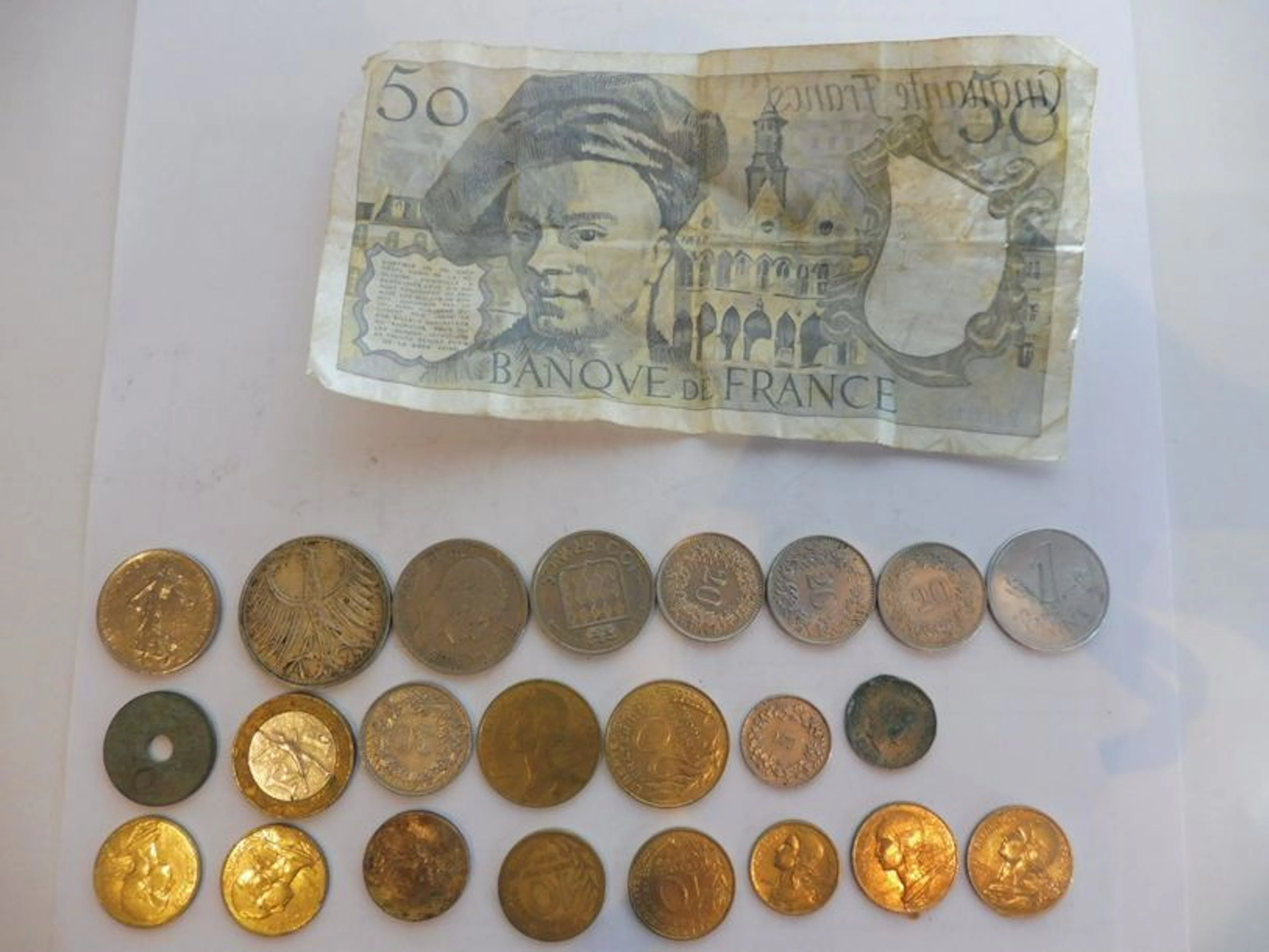 LOT BILLETS de 50F et 23 PIECES françaises…