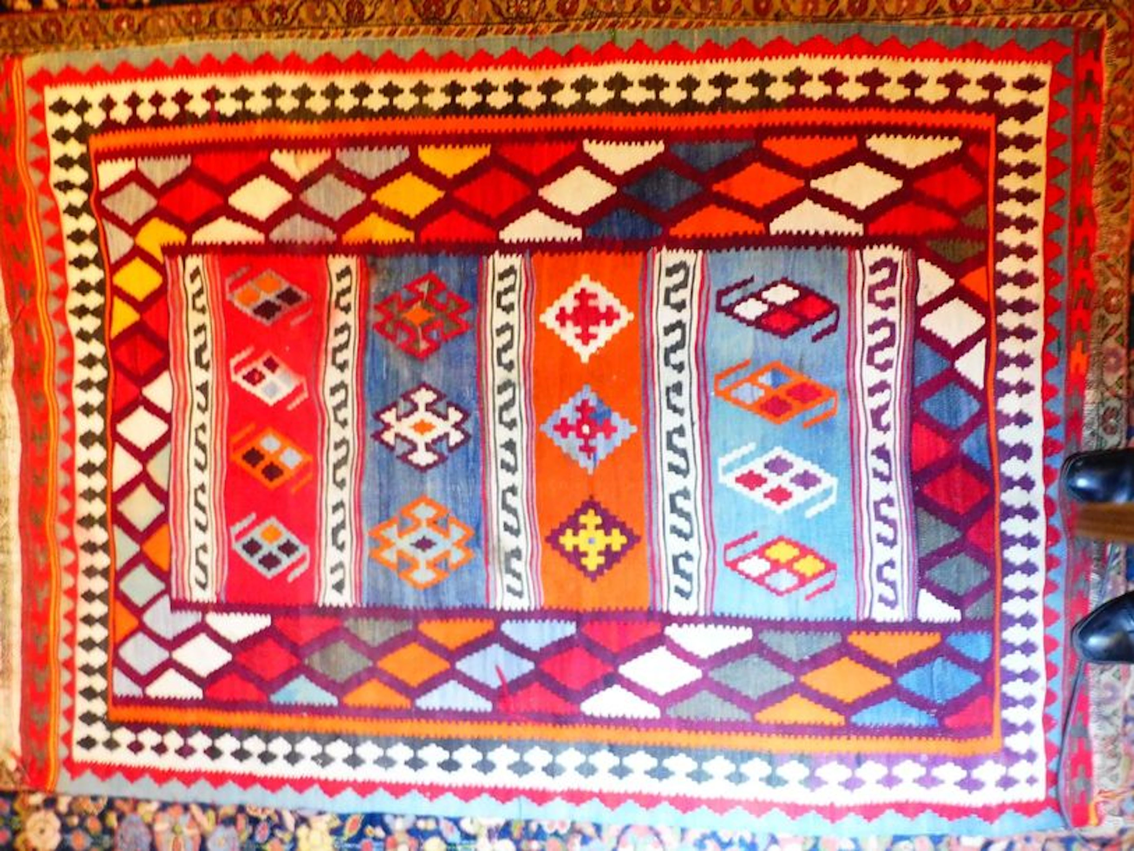 TAPIS KILIM Turc à réserve centrale rectangulaire…