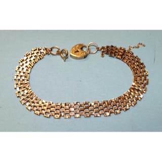 A 9ct gold gate-link bracelet with padlock clasp, 19cm, 7g....