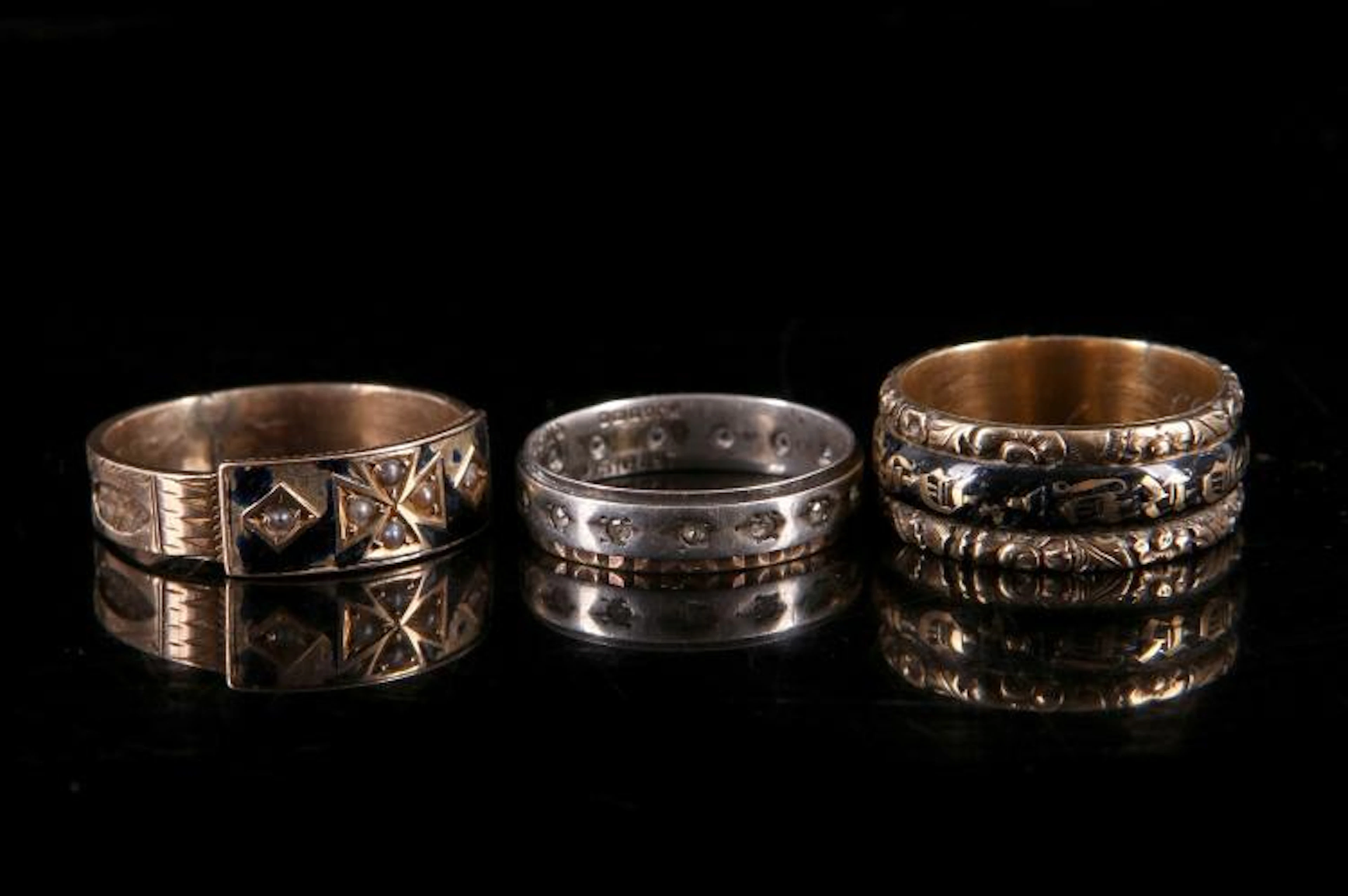 A collection of three rings 1st: A Georgian black enamel memento mori ring