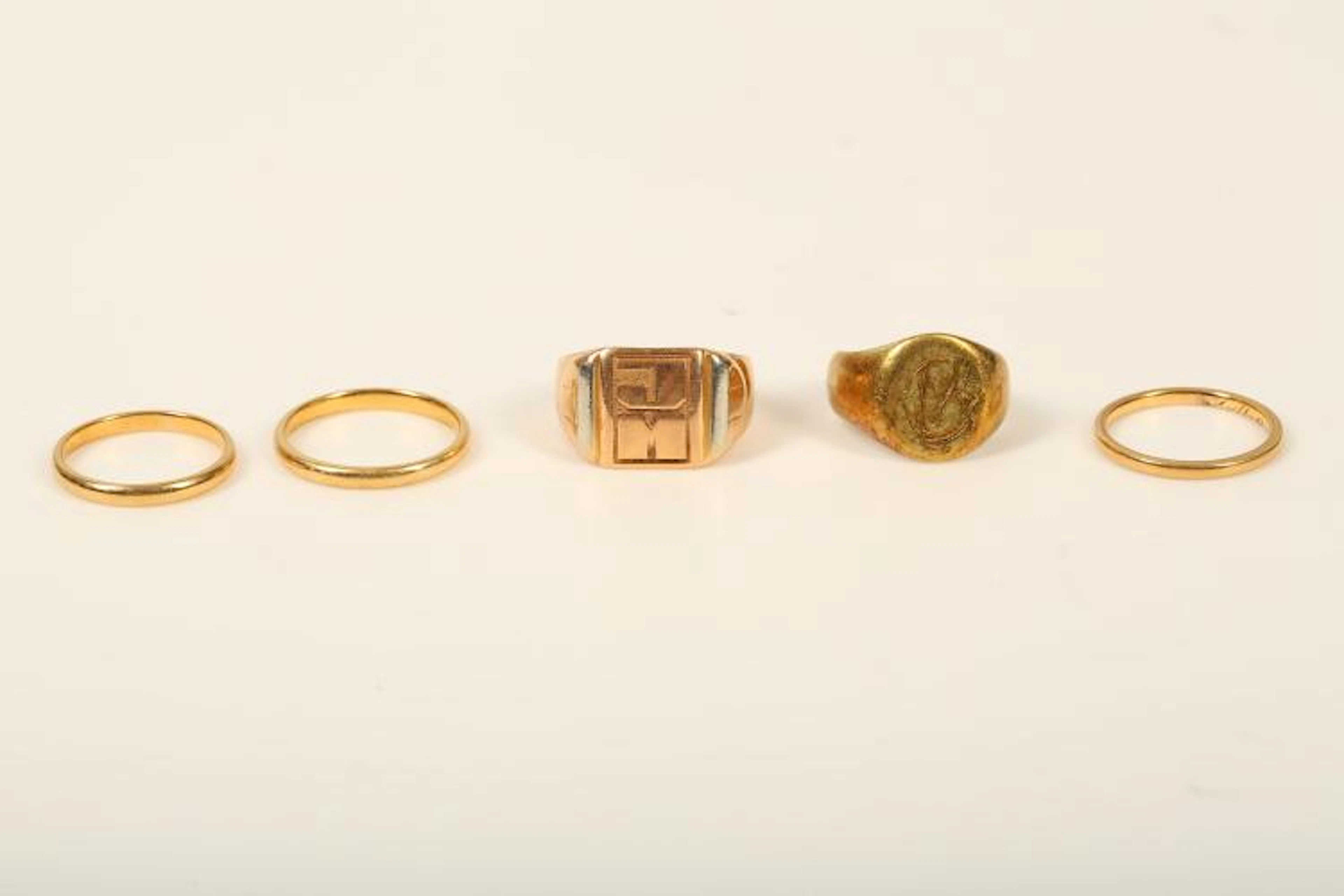 A collection of five rings, Including two signet rings and three band rings (5)
