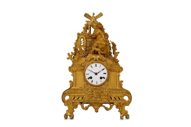 AN EARLY 19TH CENTURY FRENCH GILT BRONZE FIGURAL MANTEL...