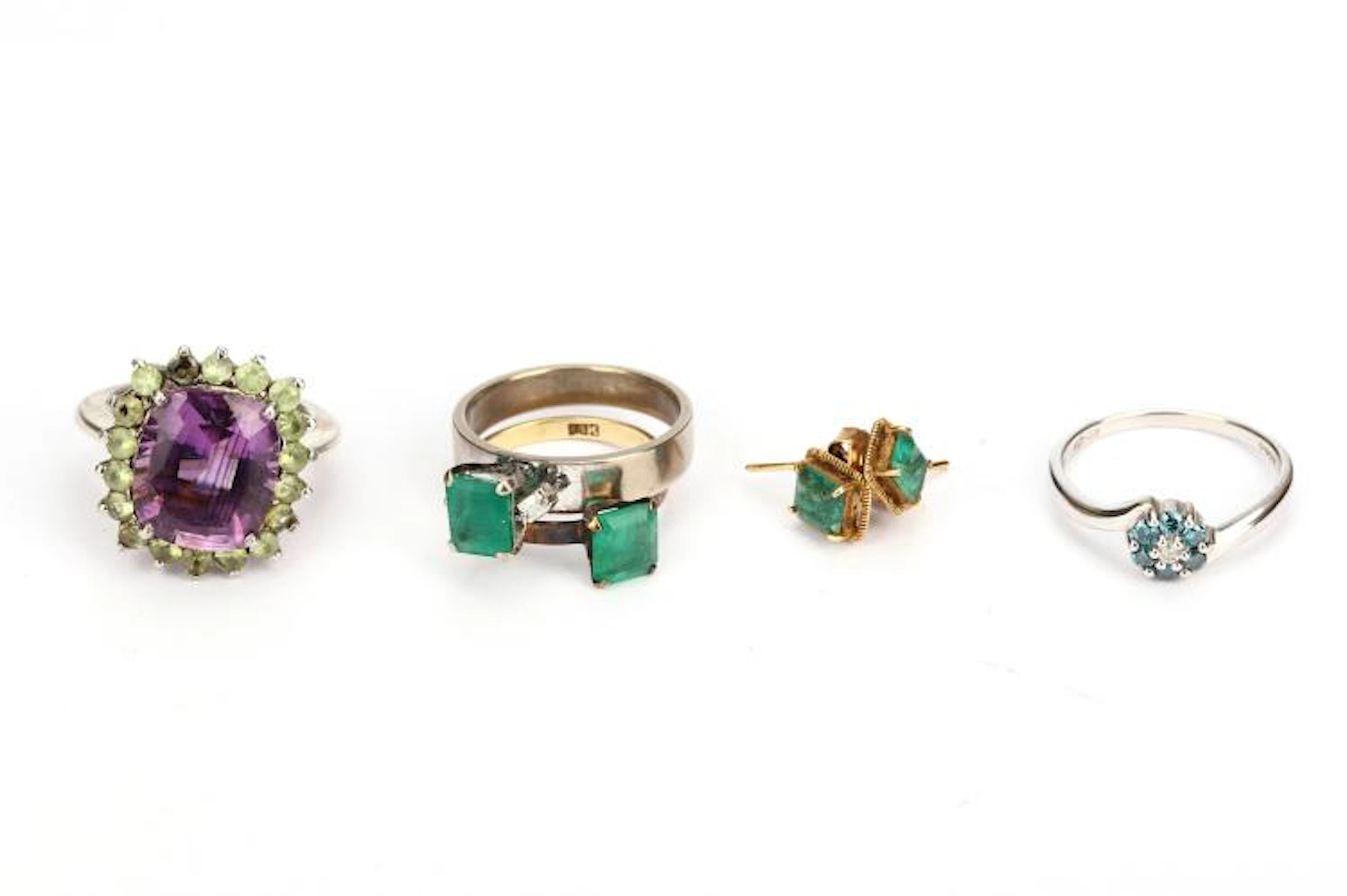 A group of jewellery, comprising four rings and a pair of emerald ear-studs (5)