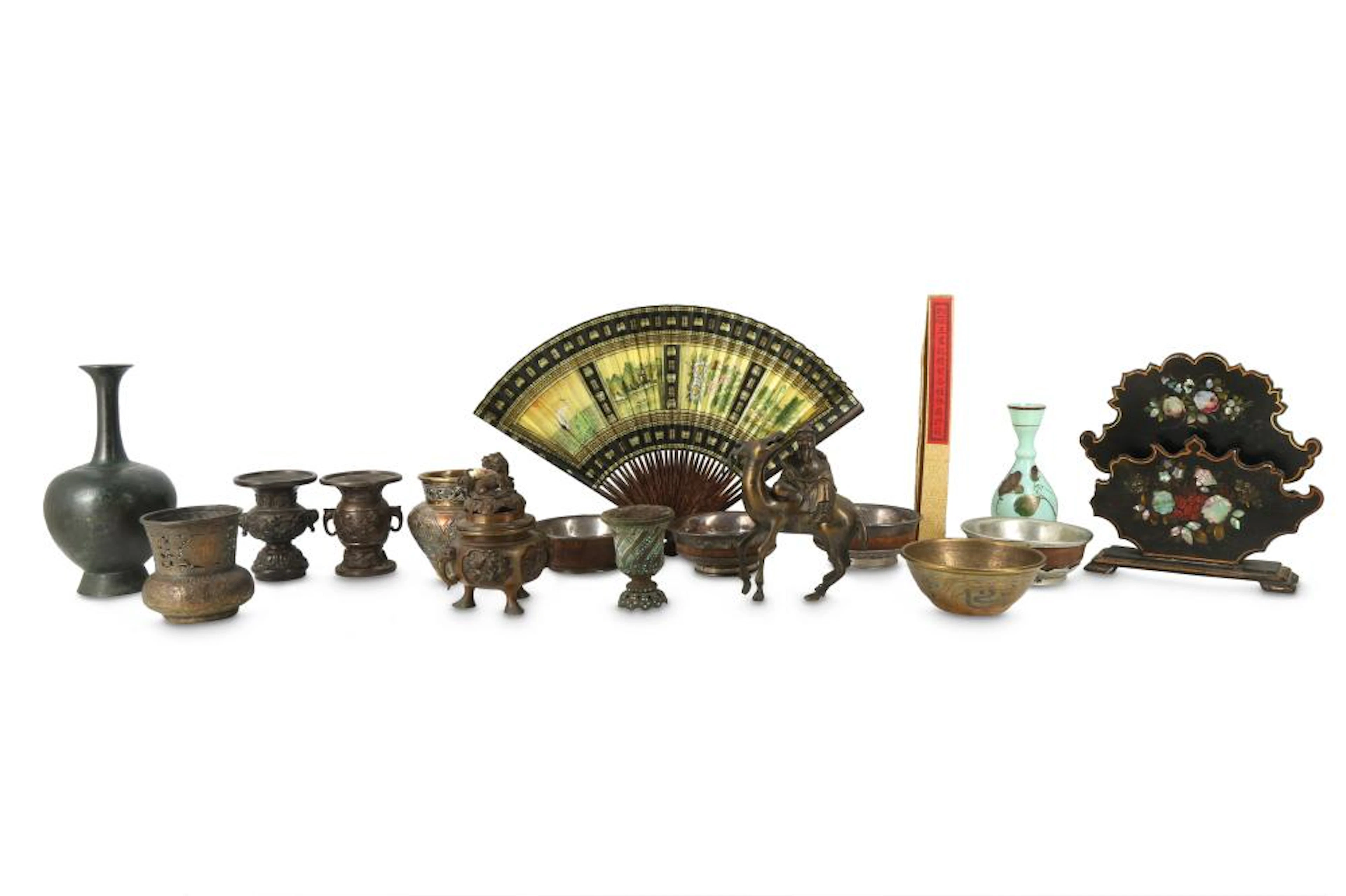 A SMALL COLLECTION OF CHINESE METAL ITEMS.