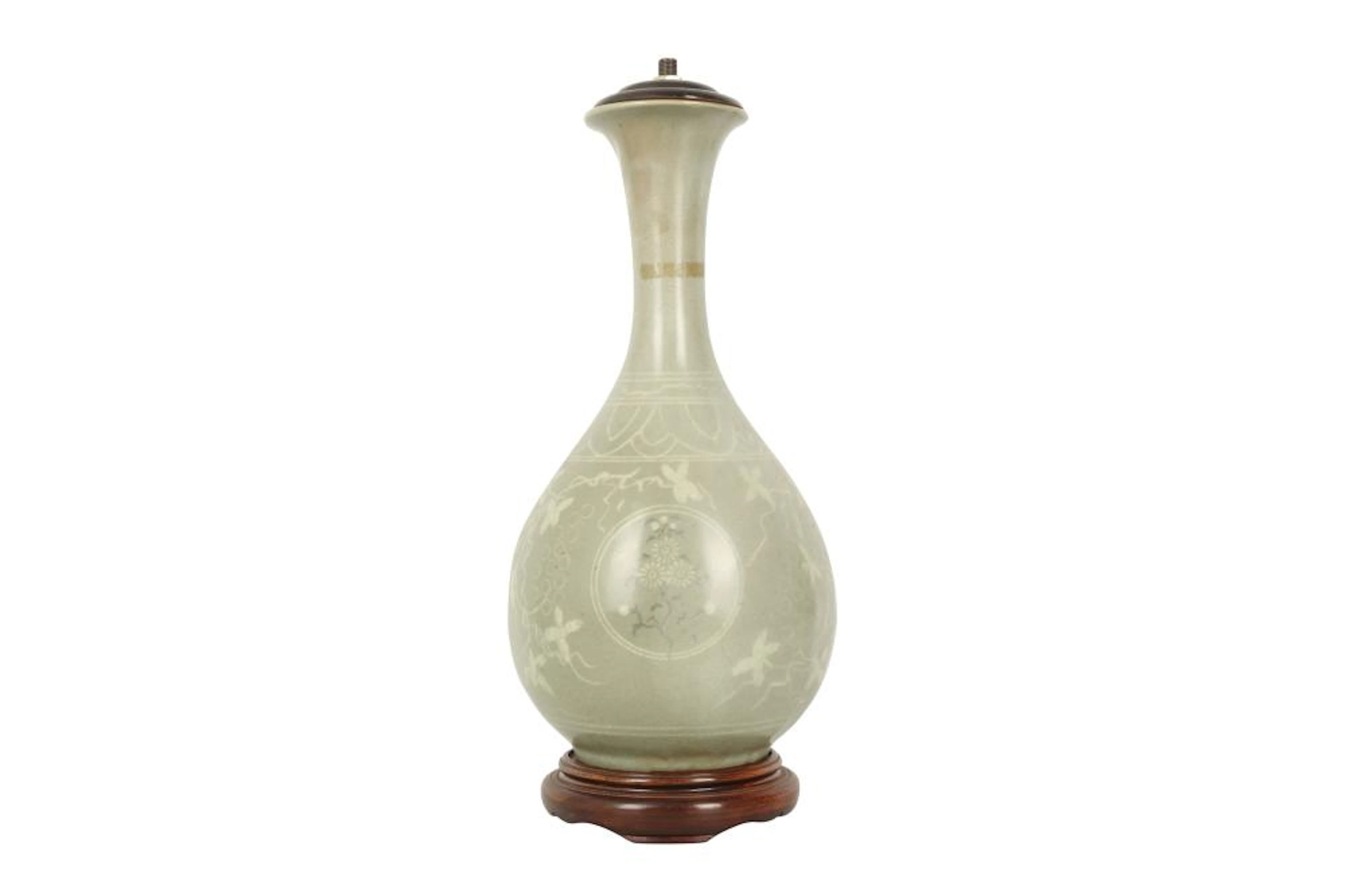 A KOREAN SANGGAM SLIP-INLAID CELADON VASE.