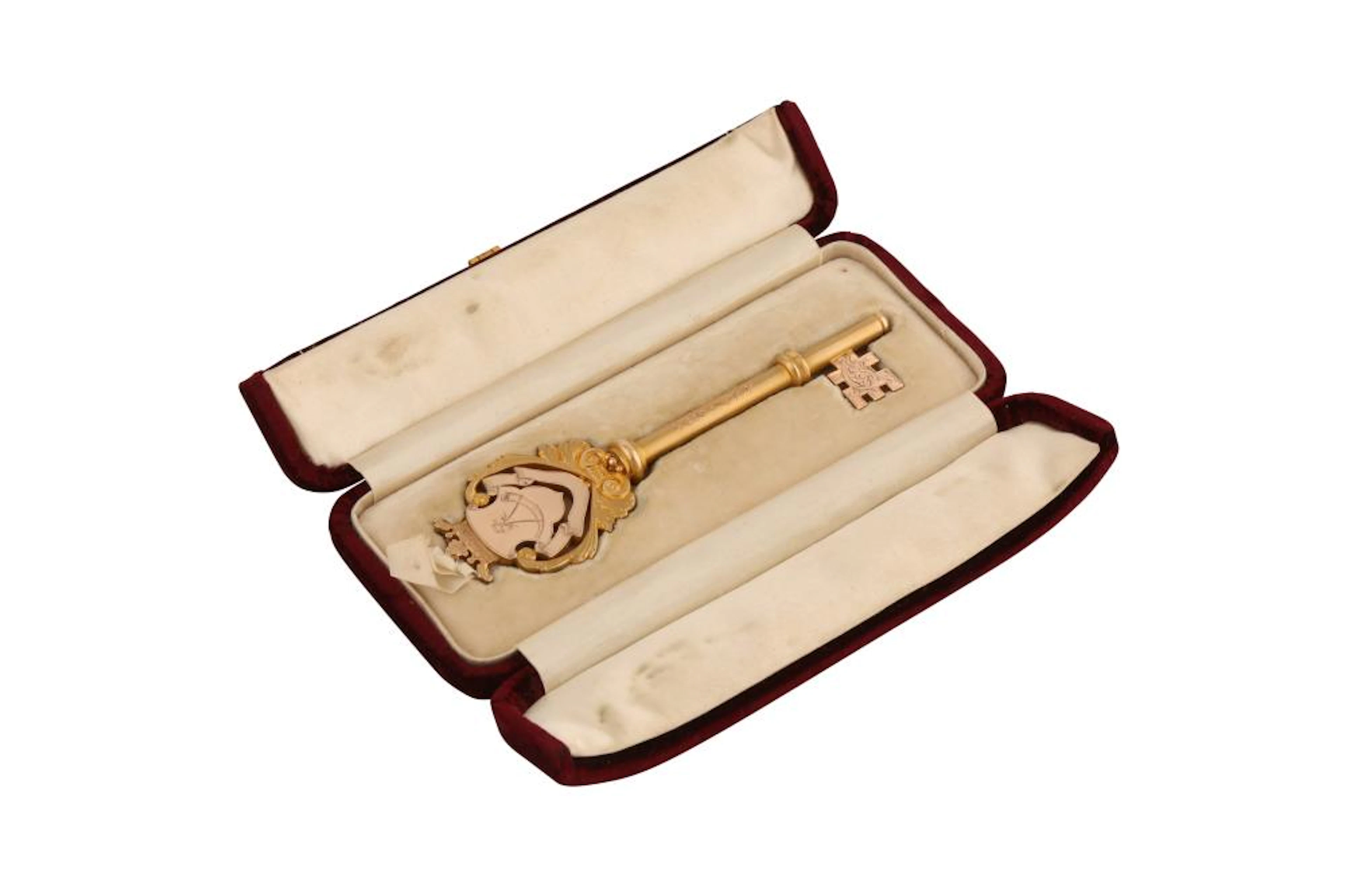 A cased Edwardian 9 carat gold presentation key