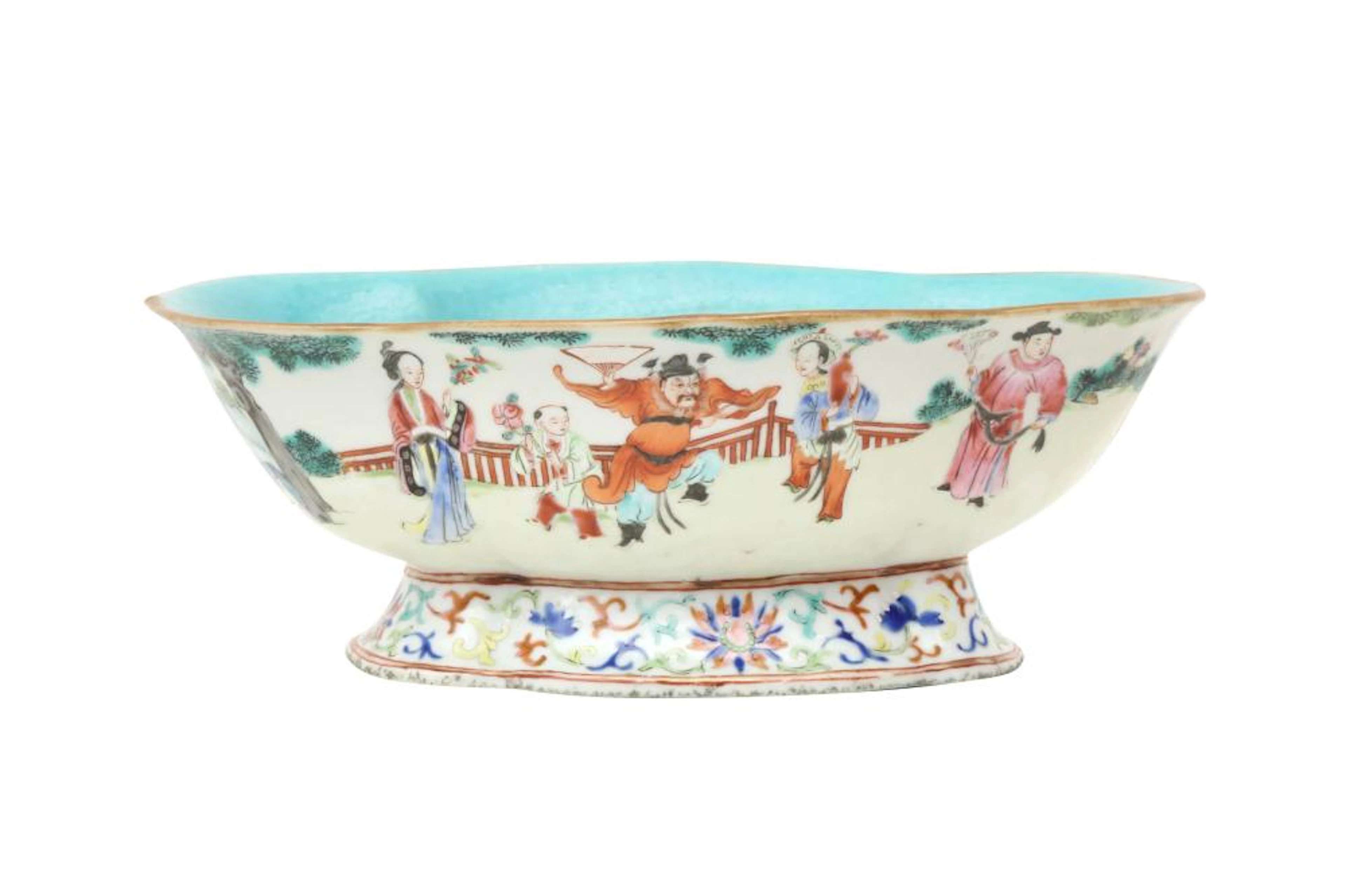 A CHINESE FAMILLE ROSE QUATREFOIL BOWL.