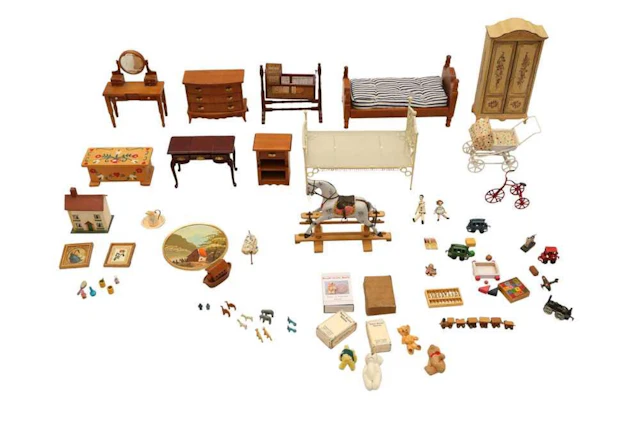 A COLLECTION OF DOLLS HOUSE BEDROOM FURNITURE, FURNISHINGS & MINIATURE TOYS