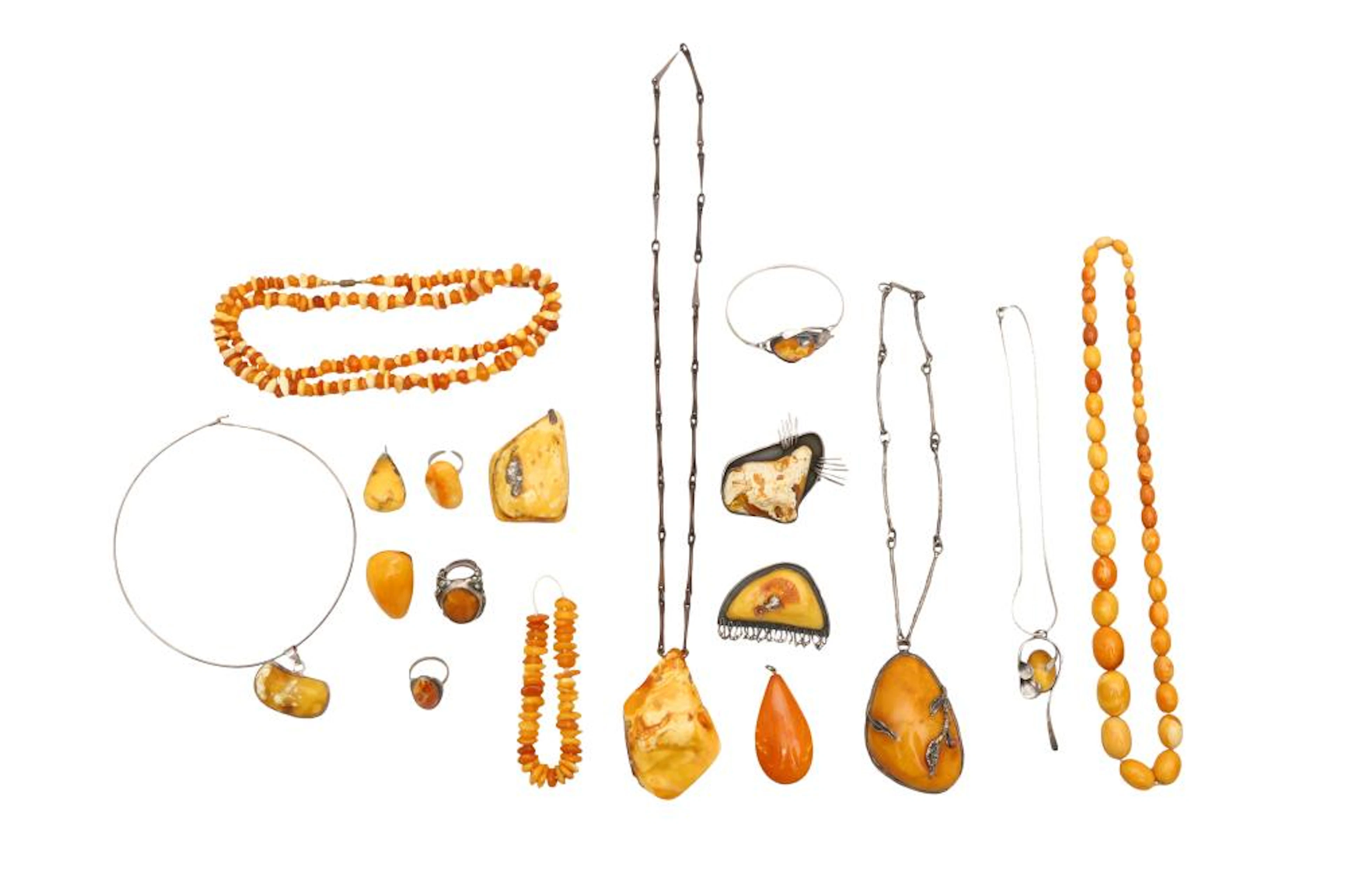 A MISCELLANEOUS GROUP OF BUTTERSCOTCH AMBER JEWELLERY