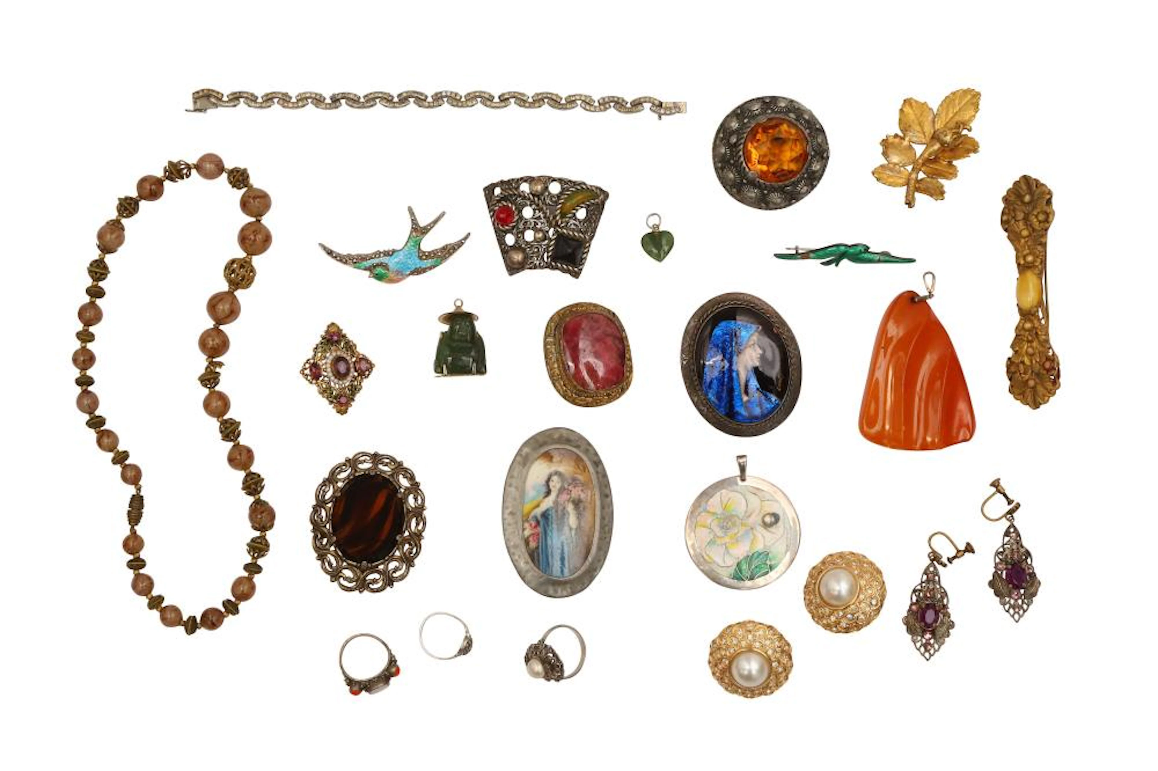 A GROUP OF SILVER AND COSTUME JEWELLERY