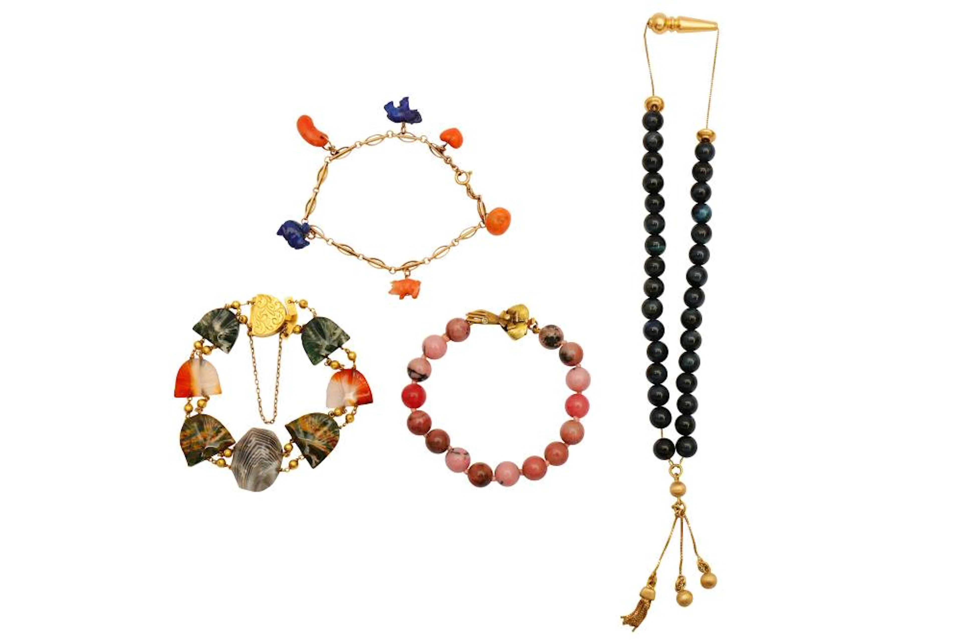 A MIXED GROUP OF HARDSTONE JEWELLERY