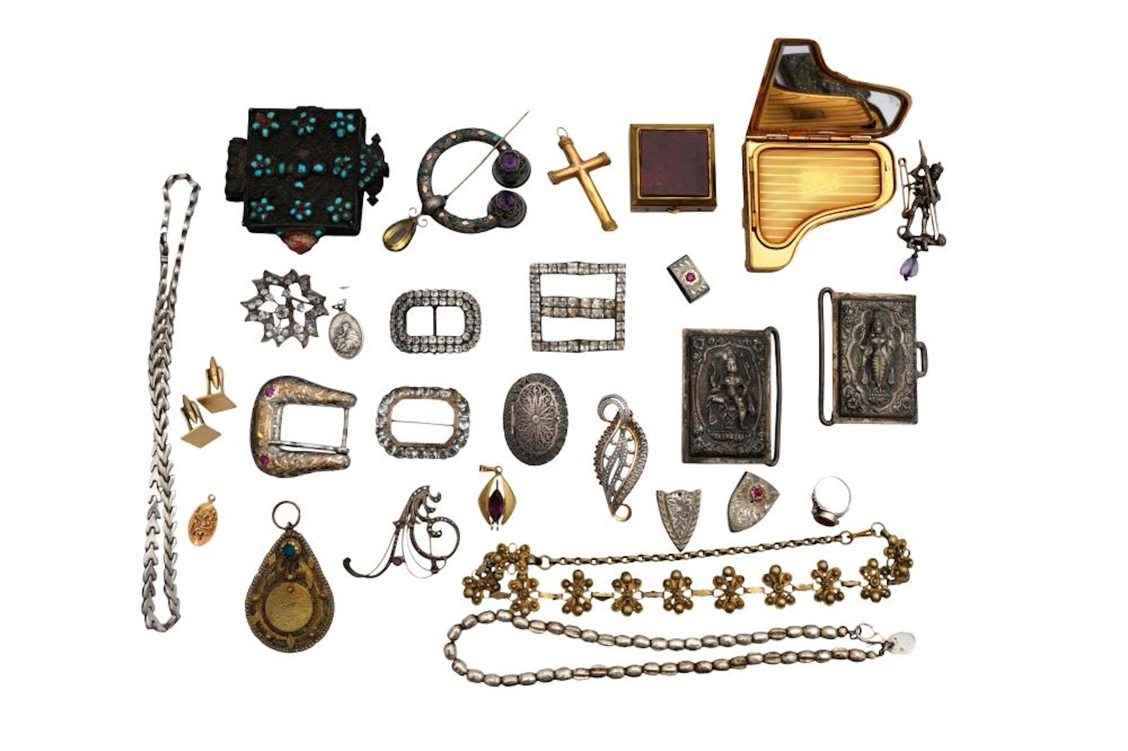 A COLLECTION OF SILVER AND COSTUME JEWELLERY