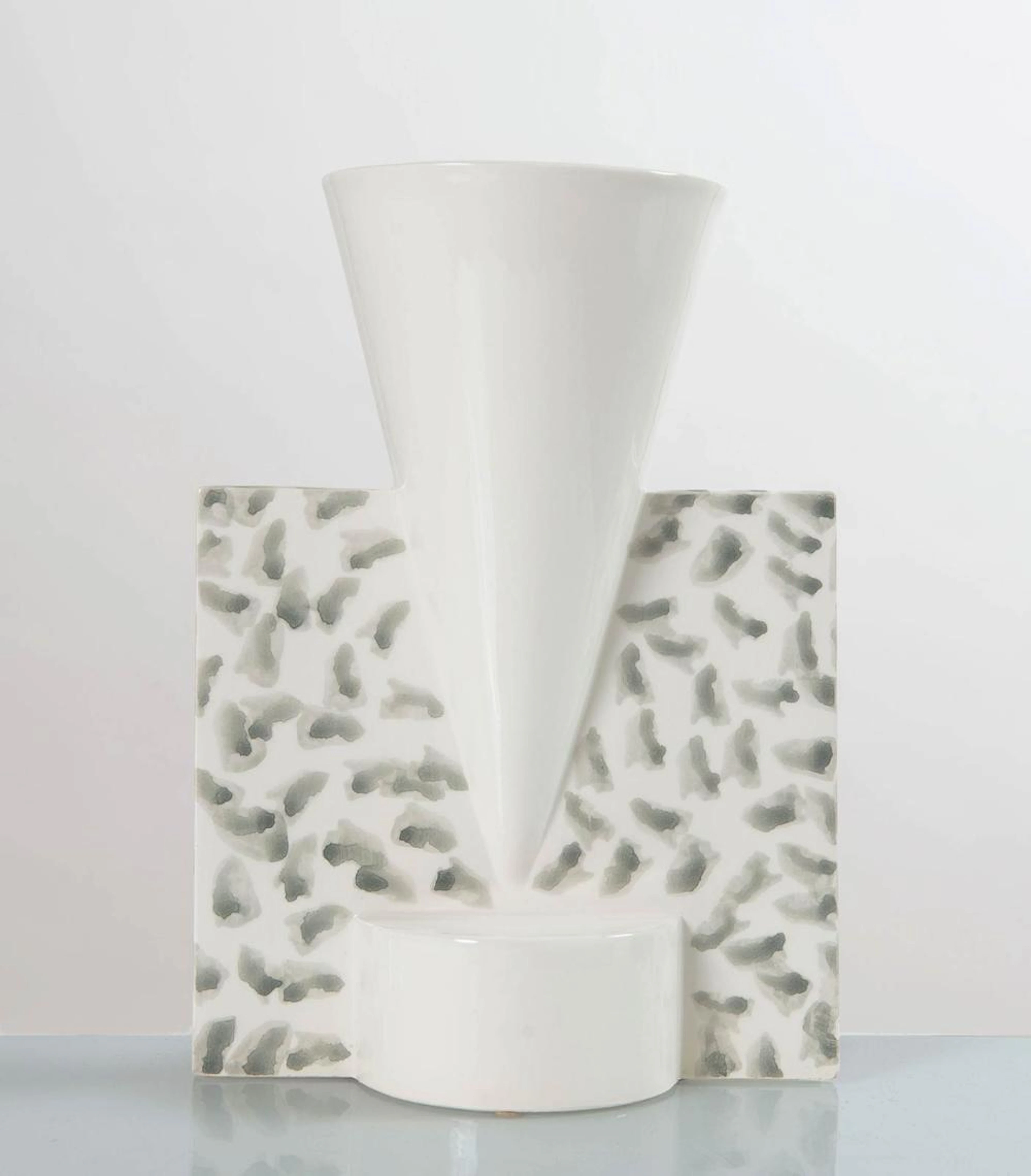 Aldo Cibic per IGEA, Vaso in ceramica bianca con macchie grigiastre, Anni ?80.