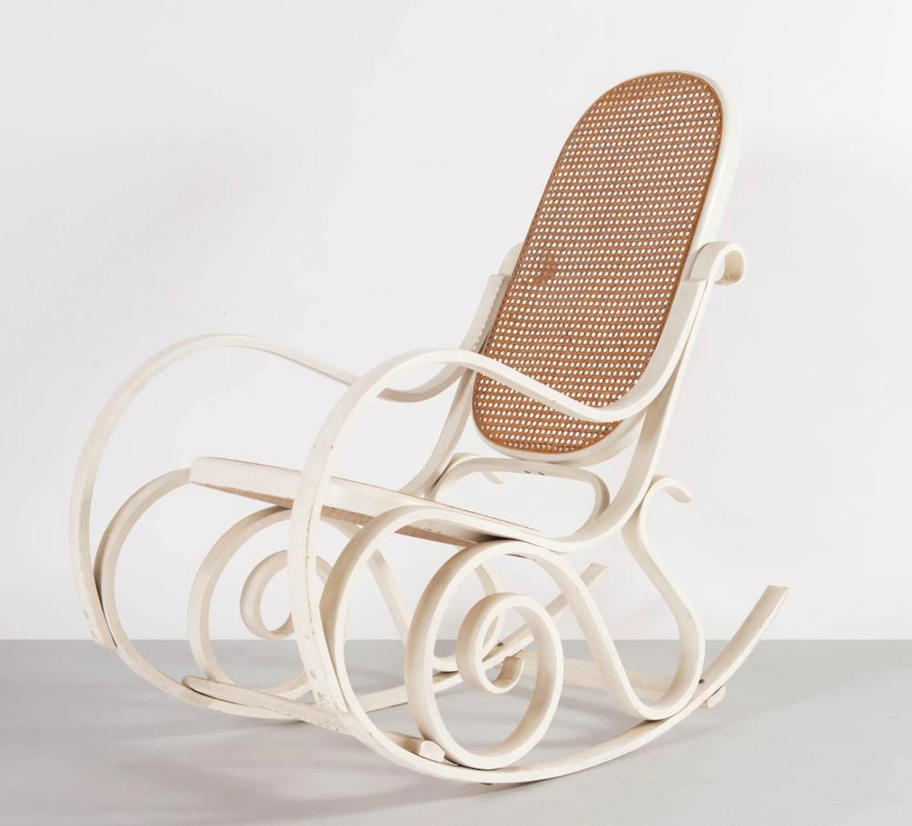 Sedia a dondolo in legno curvato laccato bianco, Produzione Italiana - Anni ?70.