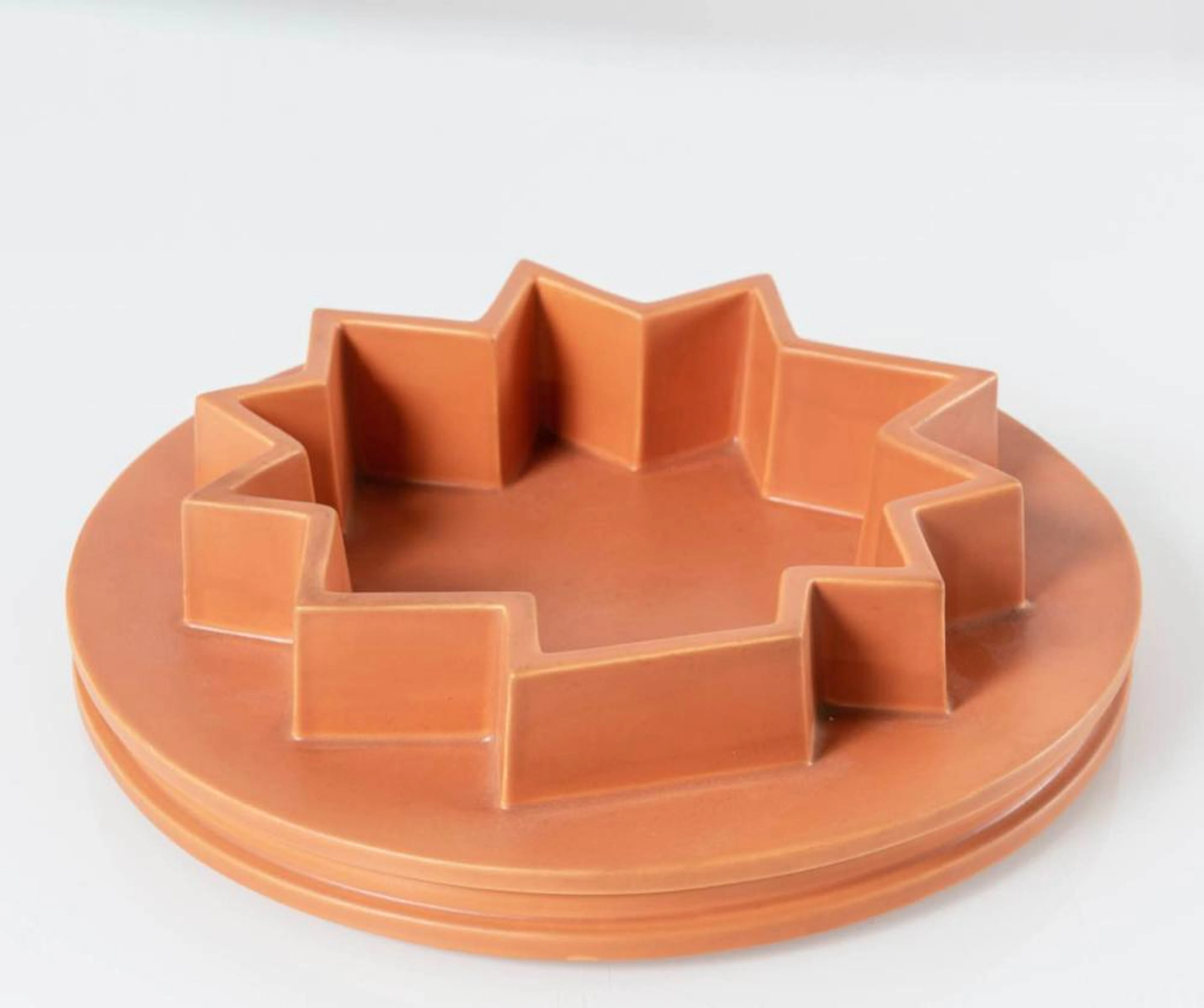 Aldo Cibic per Alessi Tendentse, Centrotavola in ceramica rosa, 1995.