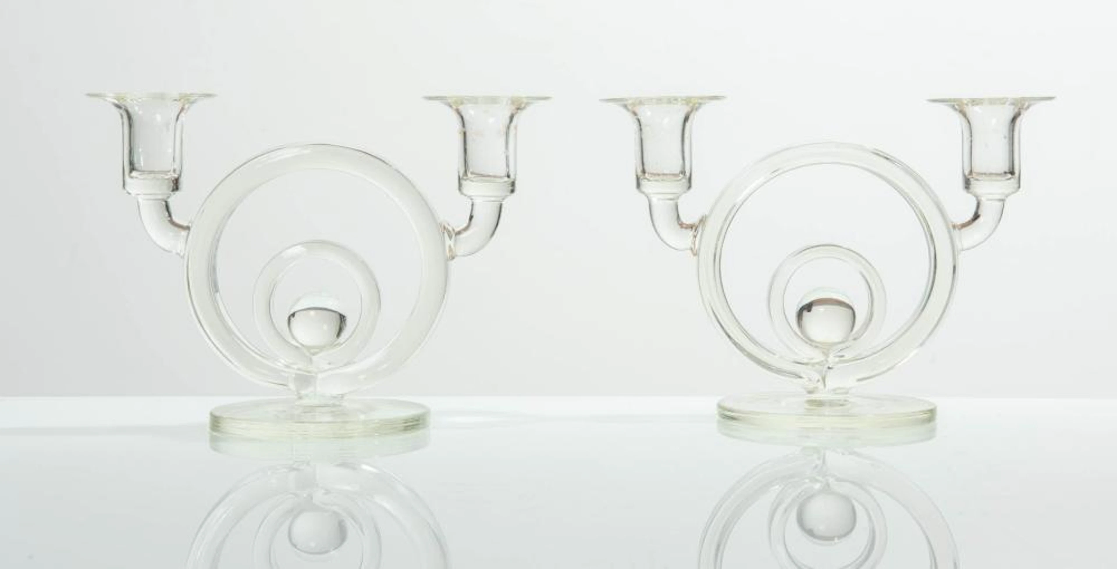 Coppia di candelabri in vetro trasparente a due fiamme, Paesi Bassi, XX secolo.